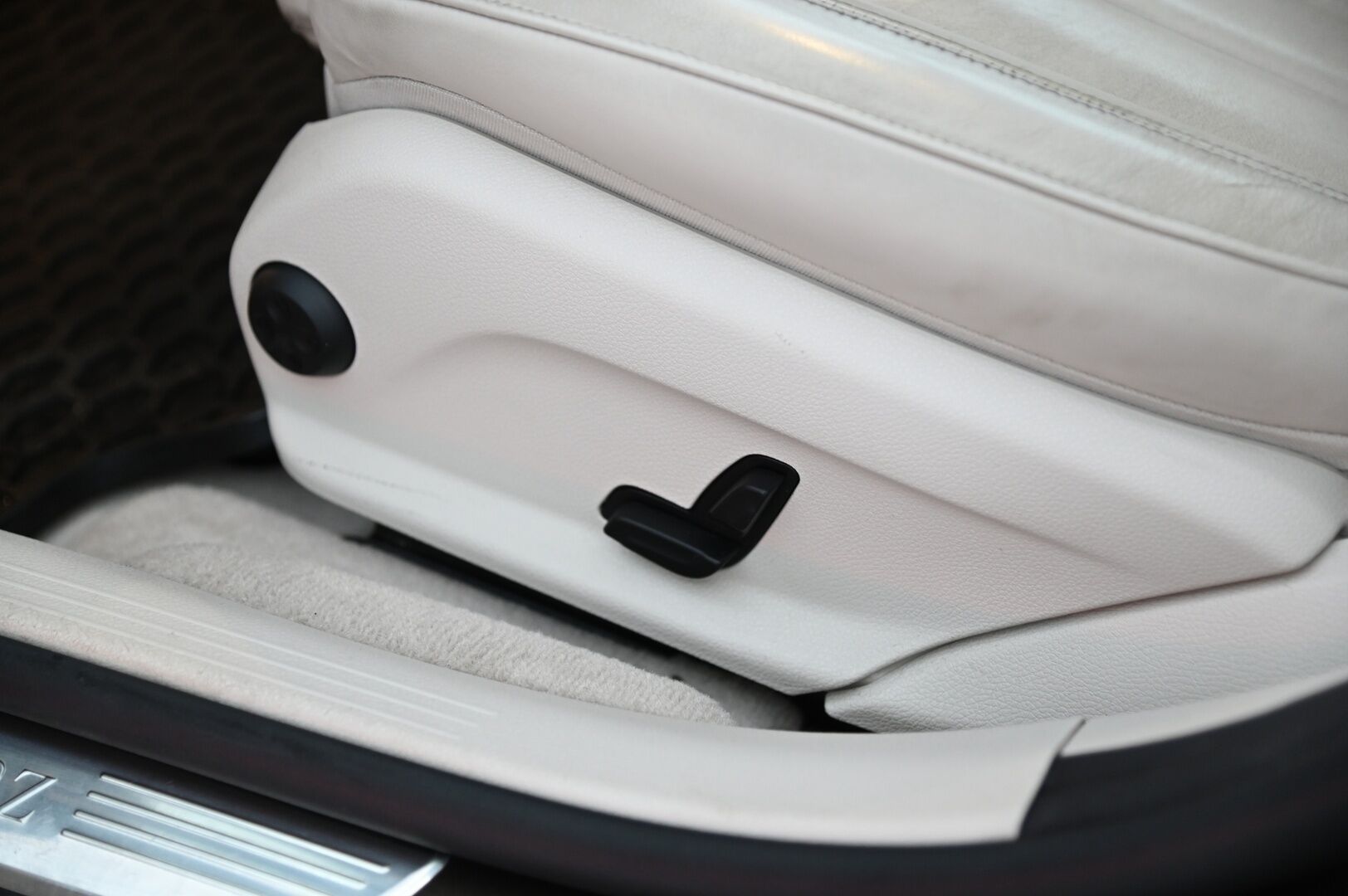 Mercedes-Benz E 2017 E 220 d Farmari / * Burmester / Vetokoukku / Widescreen / P-kamera / Digimittariso / Navi / - * Vakionopeudensäädin / Pysäköintiavustin / Sähkötoiminen takaluukku / KeyLessGo-avaimeton käynnistys*