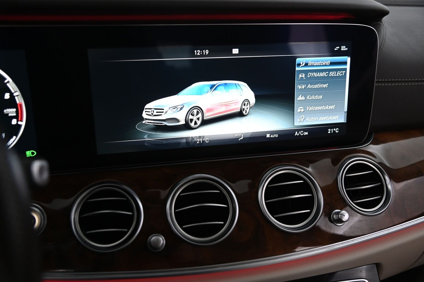 Mercedes-Benz E 2017 E 220 d Farmari / * Burmester / Vetokoukku / Widescreen / P-kamera / Digimittariso / Navi / - * Vakionopeudensäädin / Pysäköintiavustin / Sähkötoiminen takaluukku / KeyLessGo-avaimeton käynnistys*