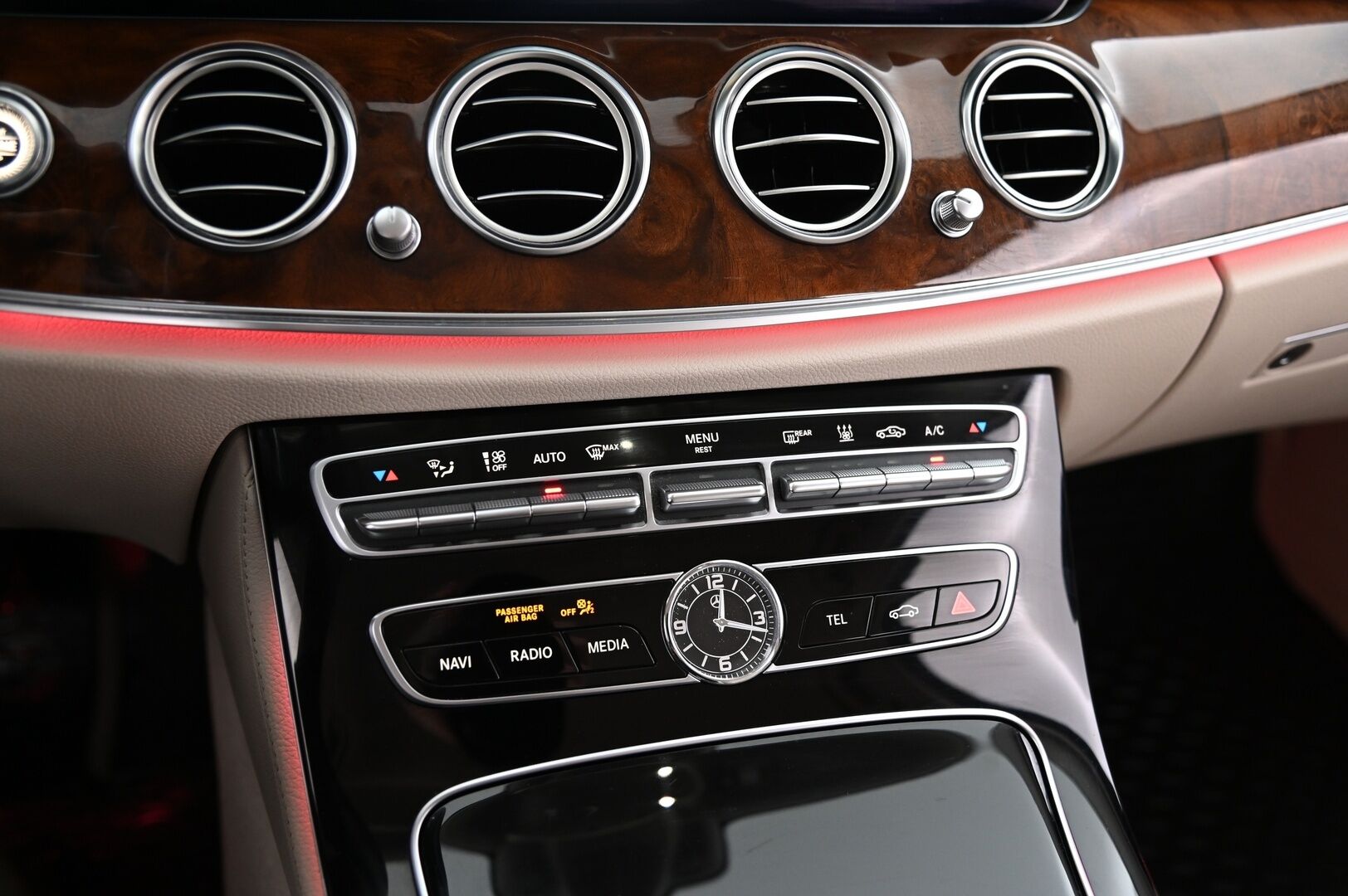 Mercedes-Benz E 2017 E 220 d Farmari / * Burmester / Vetokoukku / Widescreen / P-kamera / Digimittariso / Navi / - * Vakionopeudensäädin / Pysäköintiavustin / Sähkötoiminen takaluukku / KeyLessGo-avaimeton käynnistys*