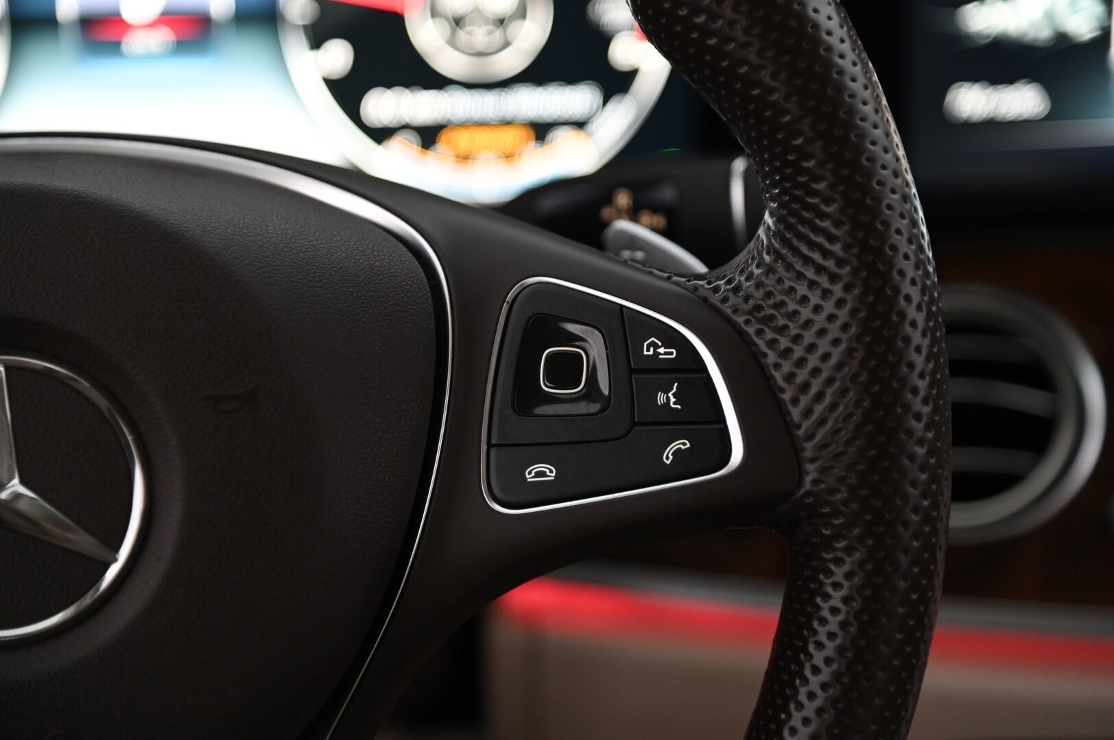 Mercedes-Benz E 2017 E 220 d Farmari / * Burmester / Vetokoukku / Widescreen / P-kamera / Digimittariso / Navi / - * Vakionopeudensäädin / Pysäköintiavustin / Sähkötoiminen takaluukku / KeyLessGo-avaimeton käynnistys*