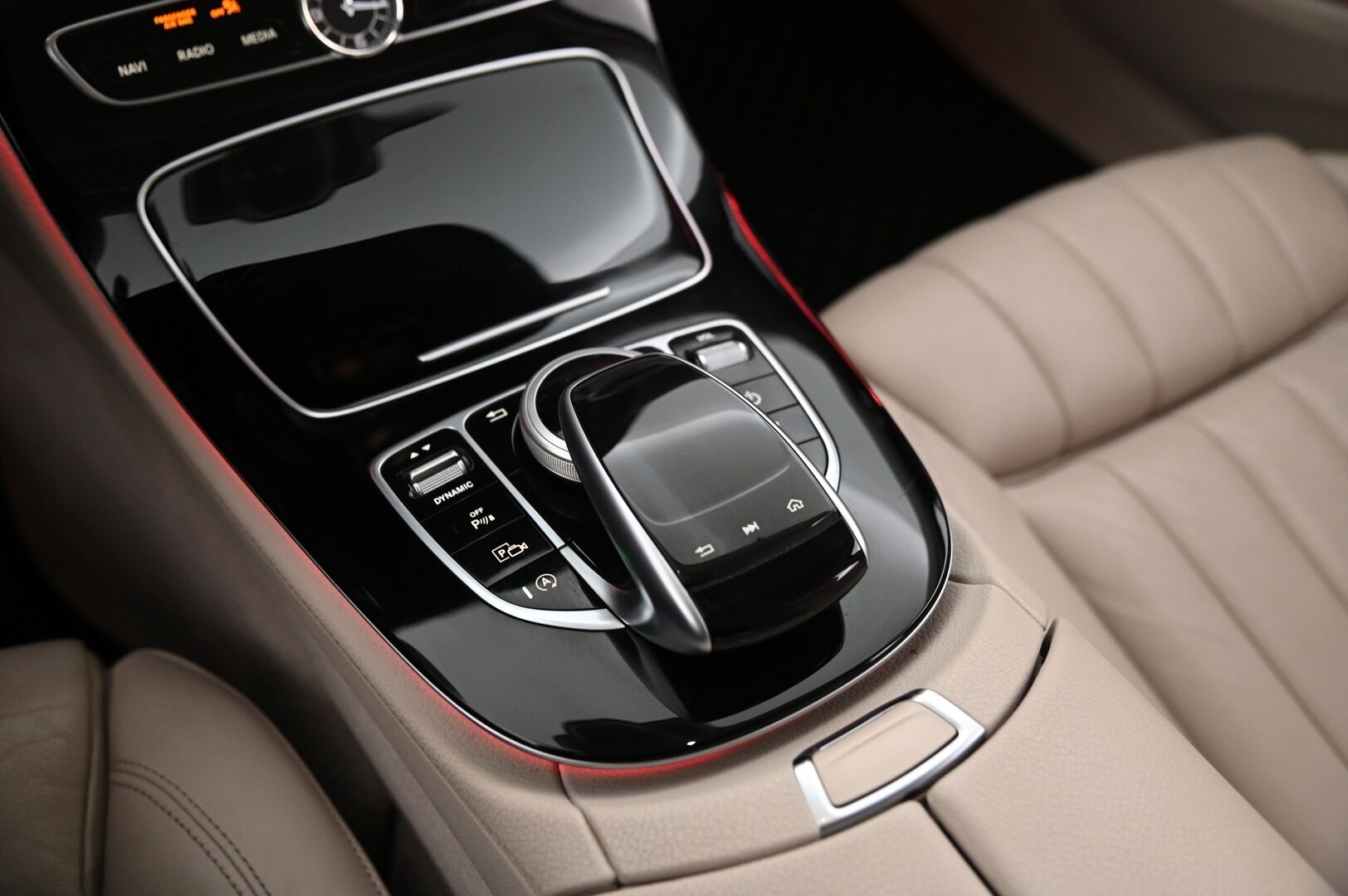 Mercedes-Benz E 2017 E 220 d Farmari / * Burmester / Vetokoukku / Widescreen / P-kamera / Digimittariso / Navi / - * Vakionopeudensäädin / Pysäköintiavustin / Sähkötoiminen takaluukku / KeyLessGo-avaimeton käynnistys*