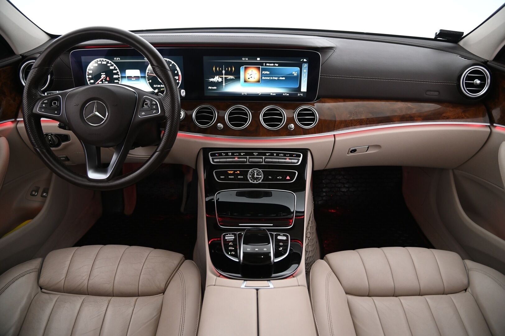 Mercedes-Benz E 2017 E 220 d Farmari / * Burmester / Vetokoukku / Widescreen / P-kamera / Digimittariso / Navi / - * Vakionopeudensäädin / Pysäköintiavustin / Sähkötoiminen takaluukku / KeyLessGo-avaimeton käynnistys*