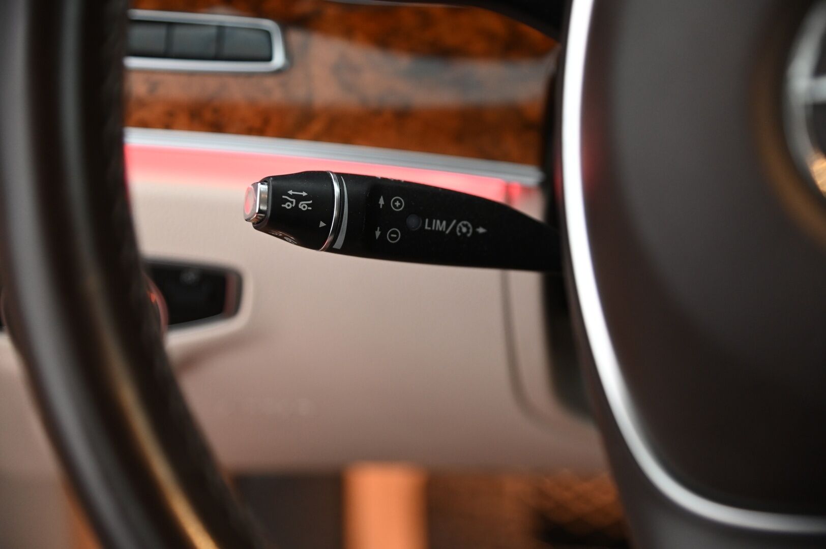 Mercedes-Benz E 2017 E 220 d Farmari / * Burmester / Vetokoukku / Widescreen / P-kamera / Digimittariso / Navi / - * Vakionopeudensäädin / Pysäköintiavustin / Sähkötoiminen takaluukku / KeyLessGo-avaimeton käynnistys*