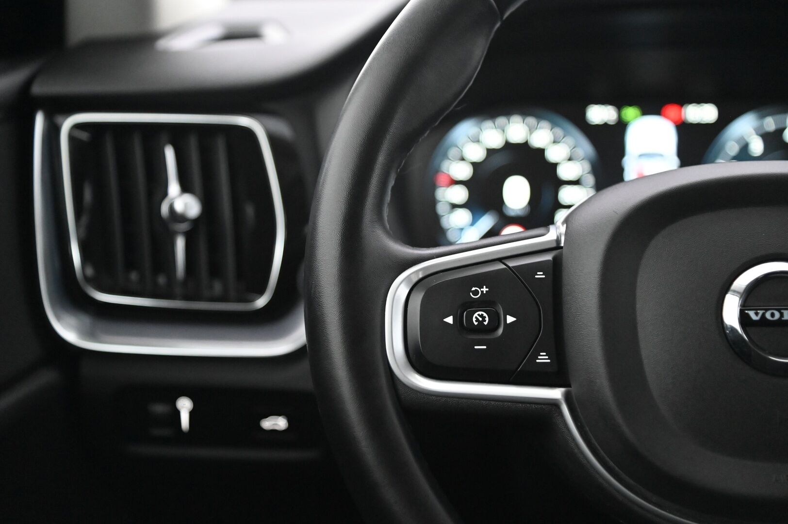 Volvo V60 2022 B3 MHEV Business Edition aut *Webasto / Acc&Pilot Assist / Full-Led / P.Kamera / Keyless / Navi* - *Merkkihuollettu 1-Omisteinen Suomi-auto!/ 2xrenkaat aluvanteilla*