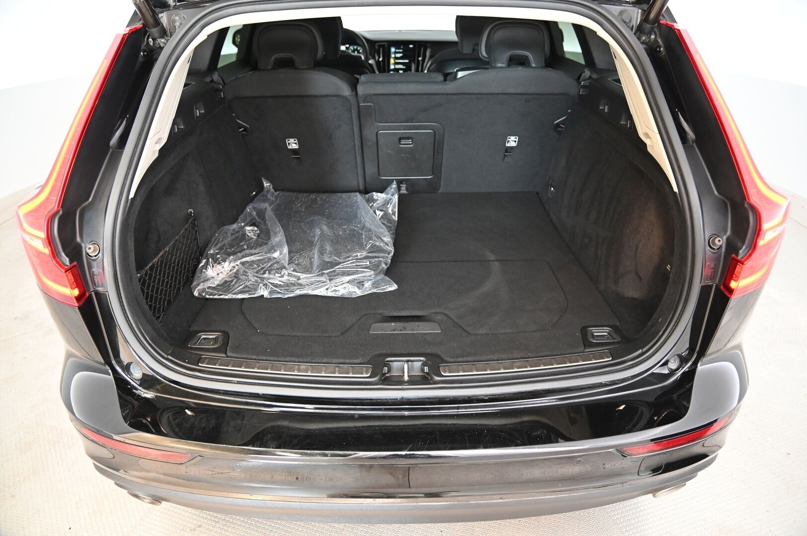 Volvo V60 2022 B3 MHEV Business Edition aut *Webasto / Acc&Pilot Assist / Full-Led / P.Kamera / Keyless / Navi* - *Merkkihuollettu 1-Omisteinen Suomi-auto!/ 2xrenkaat aluvanteilla*