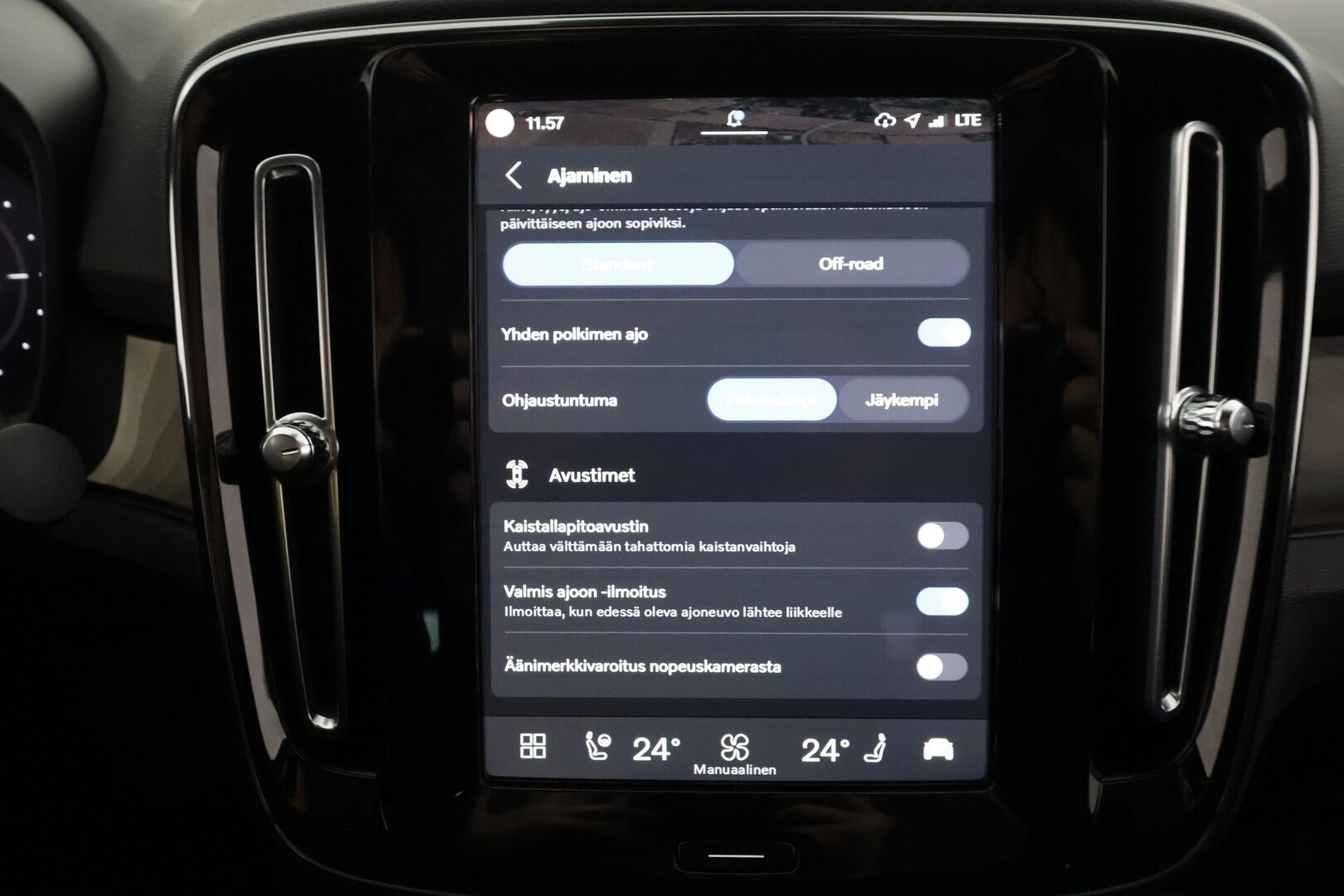 Volvo C40 2022 Recharge Twin Business Launch Edition aut - | ACC | ILP | Koukku | Lasikatto | Pixel-LED | H/K | Muistipenkki | 360-Kamera | Ratinlämmitys | Suomi-auto | Kahdet Renkaat |