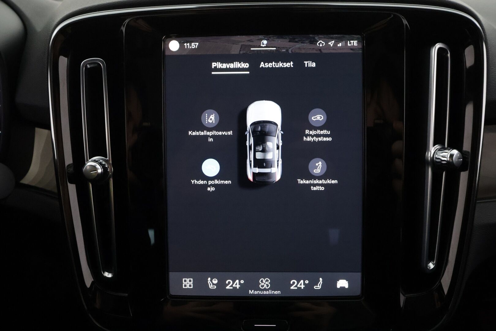 Volvo C40 2022 Recharge Twin Business Launch Edition aut - | ACC | ILP | Koukku | Lasikatto | Pixel-LED | H/K | Muistipenkki | 360-Kamera | Ratinlämmitys | Suomi-auto | Kahdet Renkaat |