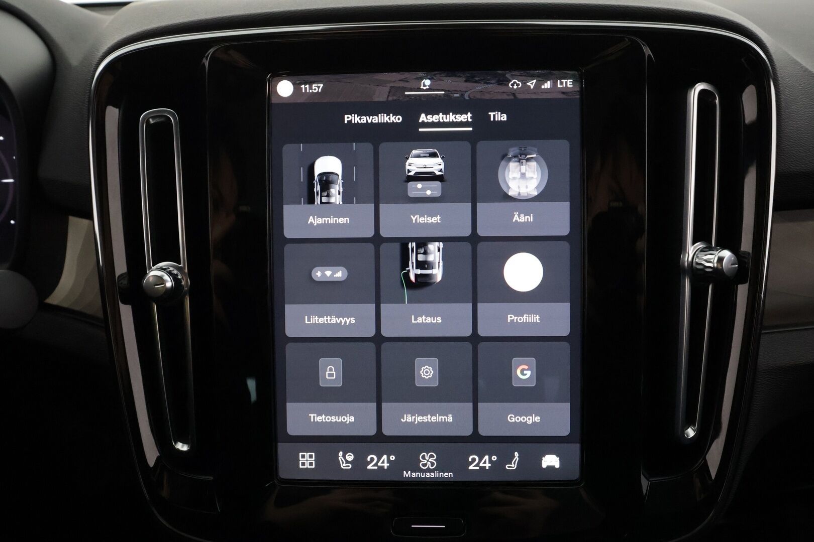 Volvo C40 2022 Recharge Twin Business Launch Edition aut - | ACC | ILP | Koukku | Lasikatto | Pixel-LED | H/K | Muistipenkki | 360-Kamera | Ratinlämmitys | Suomi-auto | Kahdet Renkaat |