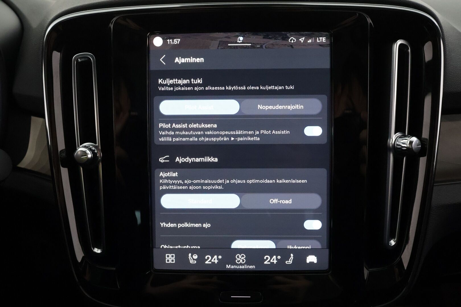 Volvo C40 2022 Recharge Twin Business Launch Edition aut - | ACC | ILP | Koukku | Lasikatto | Pixel-LED | H/K | Muistipenkki | 360-Kamera | Ratinlämmitys | Suomi-auto | Kahdet Renkaat |