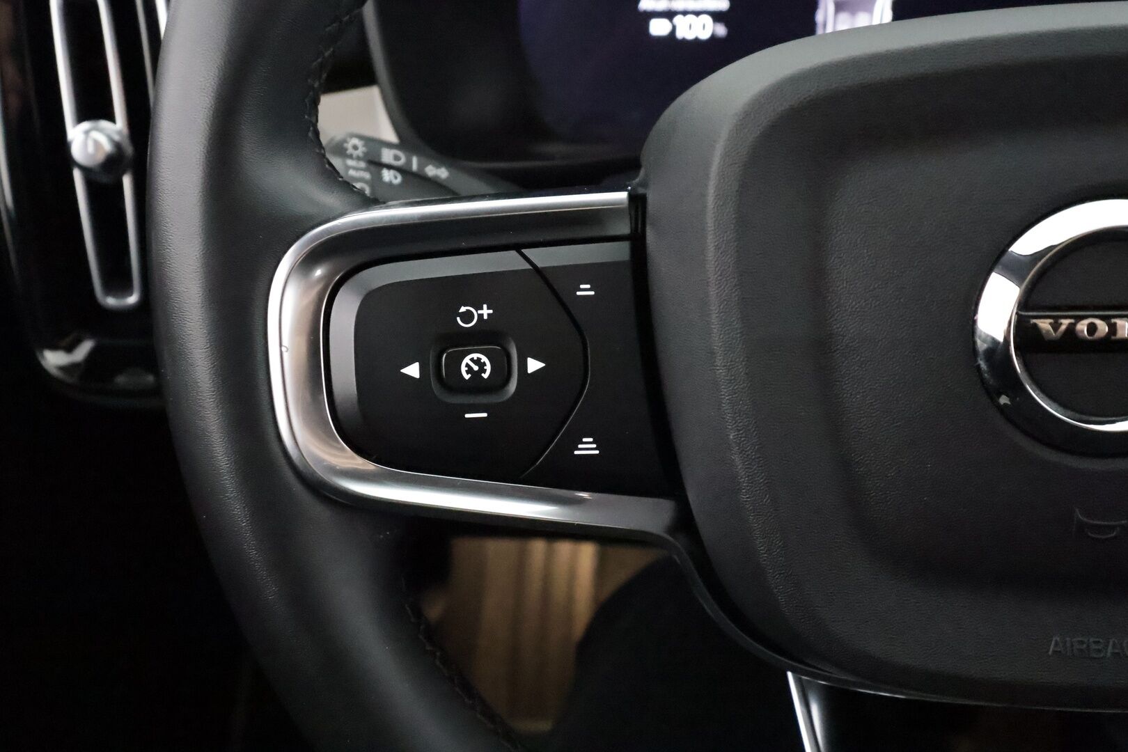Volvo C40 2022 Recharge Twin Business Launch Edition aut - | ACC | ILP | Koukku | Lasikatto | Pixel-LED | H/K | Muistipenkki | 360-Kamera | Ratinlämmitys | Suomi-auto | Kahdet Renkaat |