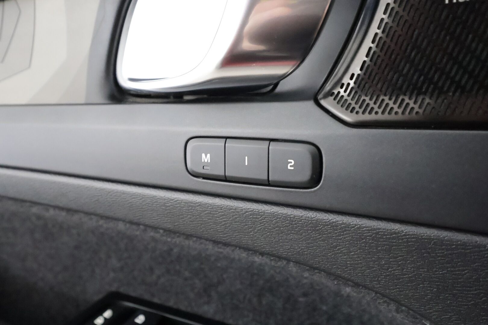Volvo C40 2022 Recharge Twin Business Launch Edition aut - | ACC | ILP | Koukku | Lasikatto | Pixel-LED | H/K | Muistipenkki | 360-Kamera | Ratinlämmitys | Suomi-auto | Kahdet Renkaat |