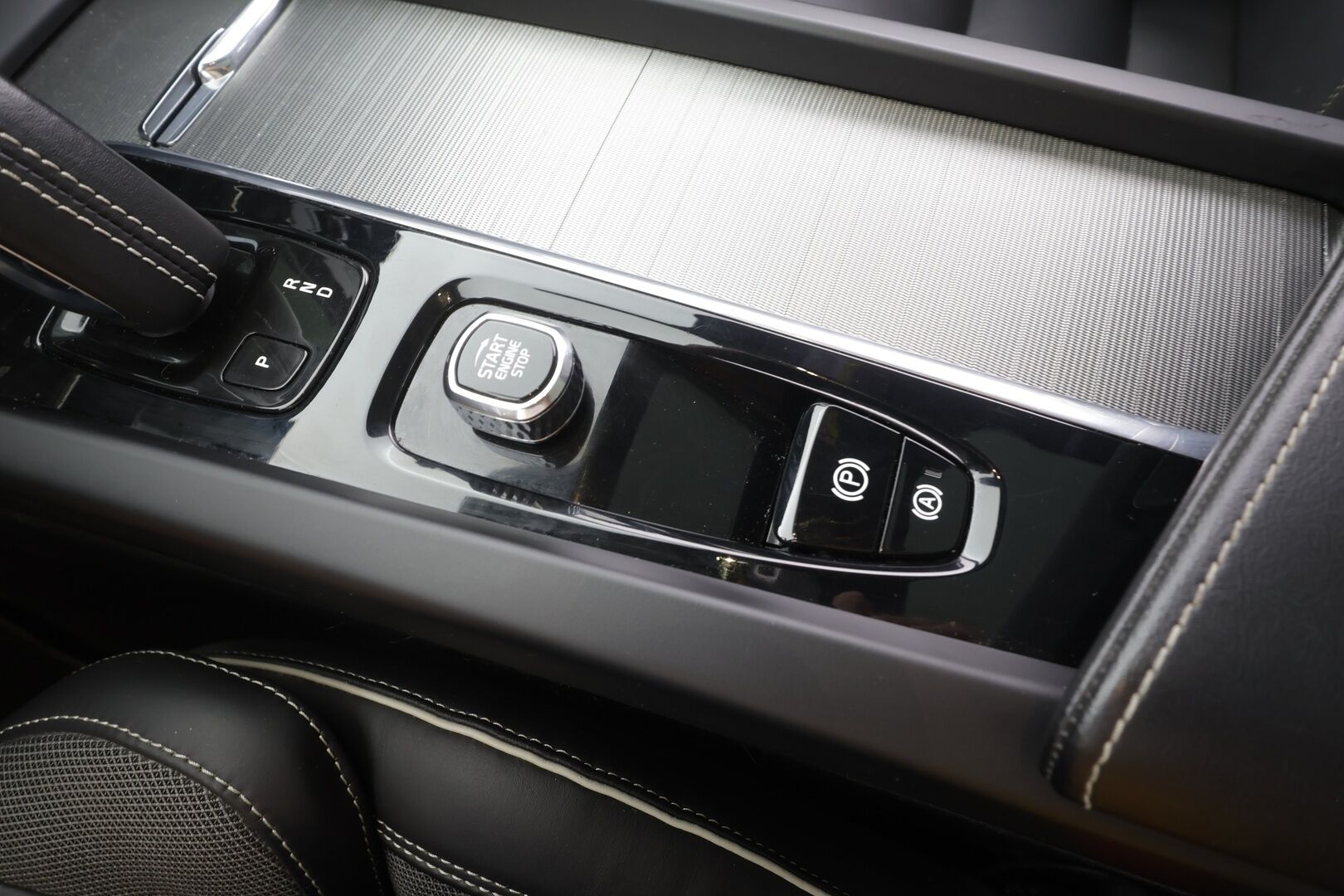 Volvo XC60 2022 T8 AWD Long Range Polestar Engineered Edition aut - | ACC | Webasto | Koukku | HUD | Panorama | H/K | Muistipenkki | Full-LED | Puolinahat | 360-Kamera | Keyless | Sporttipenkit | Apple&Android | 1.Om Suomi-auto | Kahdet Renkaat | Merkkihuollettu|