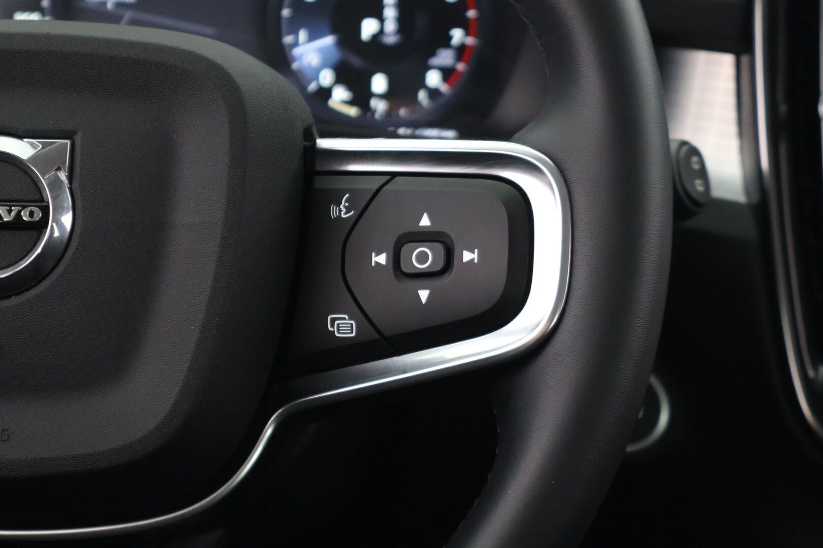 Volvo XC40 2022 B4 MHEV Business Edition DCT aut * Acc / P.ainetoiminen lisälämm. ajastimella /Pilot Assist / Suomiauto / Merkkihuollot - *P-kamera / Tutkat eteen ja taakse / AppleCarPlay, AndroidAuto / Kahdet renkaat aluvanteilla