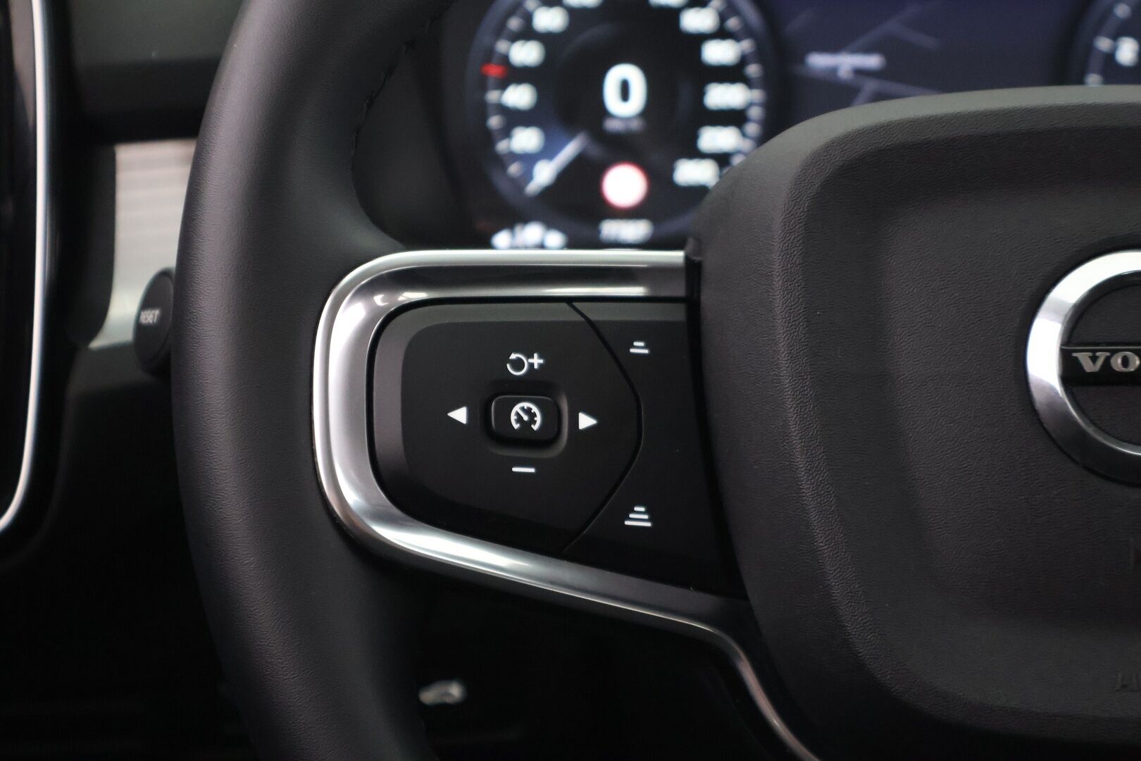 Volvo XC40 2022 B4 MHEV Business Edition DCT aut * Acc / P.ainetoiminen lisälämm. ajastimella /Pilot Assist / Suomiauto / Merkkihuollot - *P-kamera / Tutkat eteen ja taakse / AppleCarPlay, AndroidAuto / Kahdet renkaat aluvanteilla