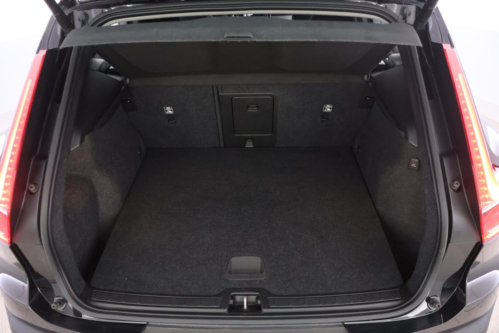 Volvo XC40 2022 B4 MHEV Business Edition DCT aut * Acc / P.ainetoiminen lisälämm. ajastimella /Pilot Assist / Suomiauto / Merkkihuollot - *P-kamera / Tutkat eteen ja taakse / AppleCarPlay, AndroidAuto / Kahdet renkaat aluvanteilla