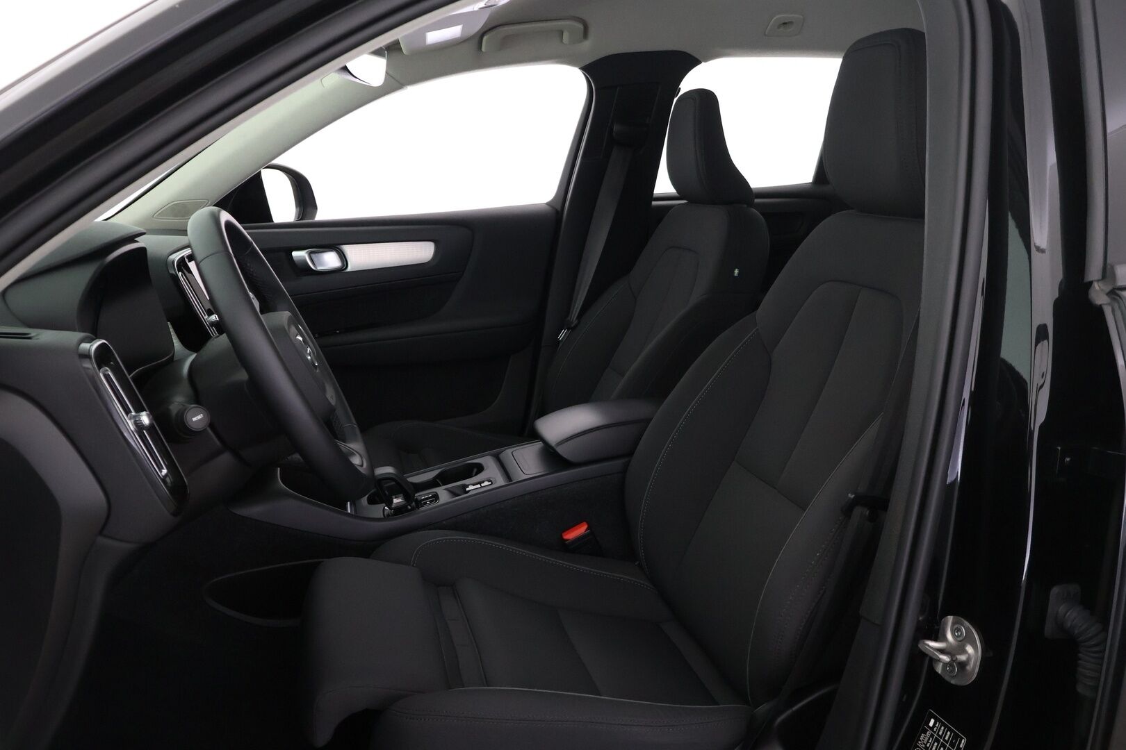 Volvo XC40 2022 B4 MHEV Business Edition DCT aut * Acc / P.ainetoiminen lisälämm. ajastimella /Pilot Assist / Suomiauto / Merkkihuollot - *P-kamera / Tutkat eteen ja taakse / AppleCarPlay, AndroidAuto / Kahdet renkaat aluvanteilla