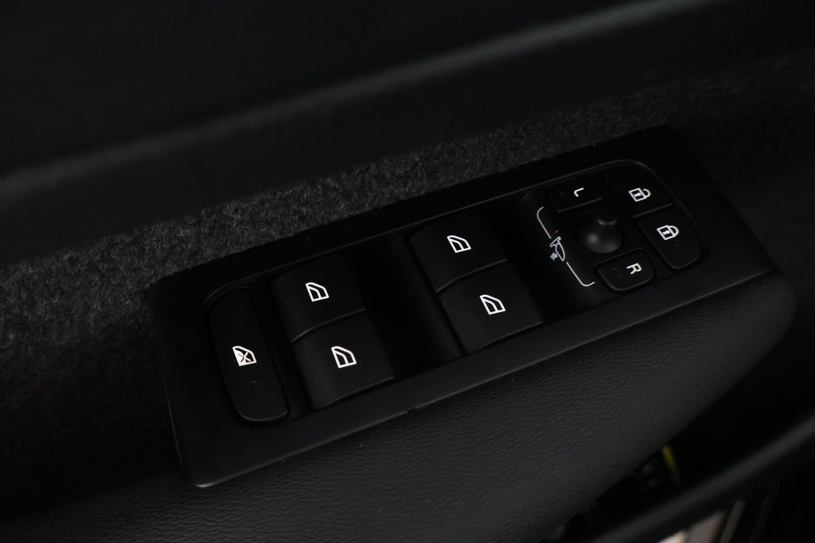 Volvo XC40 2022 B4 MHEV Business Edition DCT aut * Acc / P.ainetoiminen lisälämm. ajastimella /Pilot Assist / Suomiauto / Merkkihuollot - *P-kamera / Tutkat eteen ja taakse / AppleCarPlay, AndroidAuto / Kahdet renkaat aluvanteilla