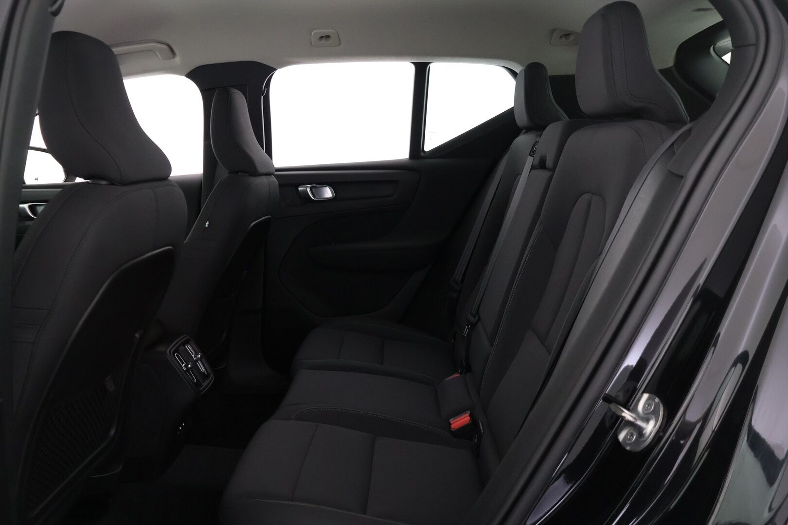 Volvo XC40 2022 B4 MHEV Business Edition DCT aut * Acc / P.ainetoiminen lisälämm. ajastimella /Pilot Assist / Suomiauto / Merkkihuollot - *P-kamera / Tutkat eteen ja taakse / AppleCarPlay, AndroidAuto / Kahdet renkaat aluvanteilla