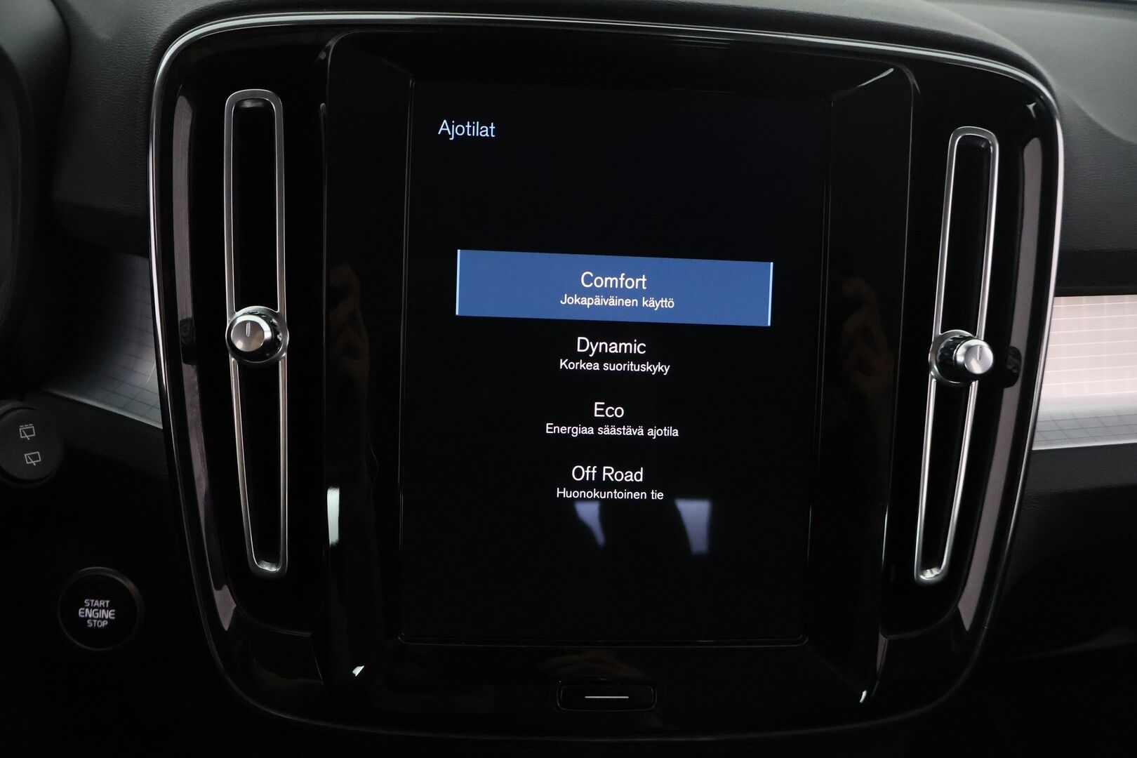 Volvo XC40 2022 B4 MHEV Business Edition DCT aut * Acc / P.ainetoiminen lisälämm. ajastimella /Pilot Assist / Suomiauto / Merkkihuollot - *P-kamera / Tutkat eteen ja taakse / AppleCarPlay, AndroidAuto / Kahdet renkaat aluvanteilla