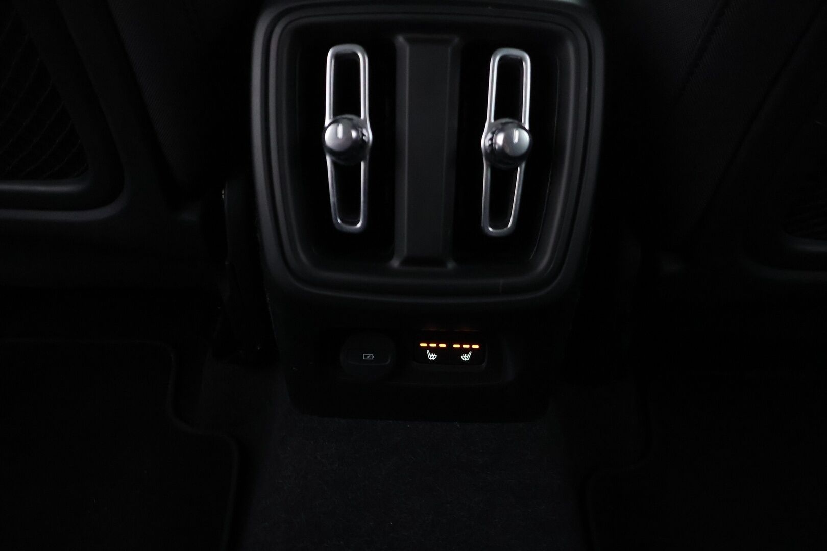 Volvo XC40 2022 B4 MHEV Business Edition DCT aut * Acc / P.ainetoiminen lisälämm. ajastimella /Pilot Assist / Suomiauto / Merkkihuollot - *P-kamera / Tutkat eteen ja taakse / AppleCarPlay, AndroidAuto / Kahdet renkaat aluvanteilla