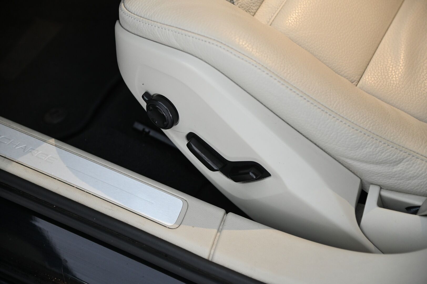 Volvo V60 2022 T6 AWD Long Range Inscription Edition aut *Suomi-Auto / Muistipenkki / VOC / ACC / Koukku / Sporttipenkit / Navi / Full LED High Beam / Digimittaristo* - Juuri saapunut! / Akku kuntotarkastettu / Liikennemerkkien tunnistus / P-Kamera / Tutkat / 2X renkaat / Siisti*