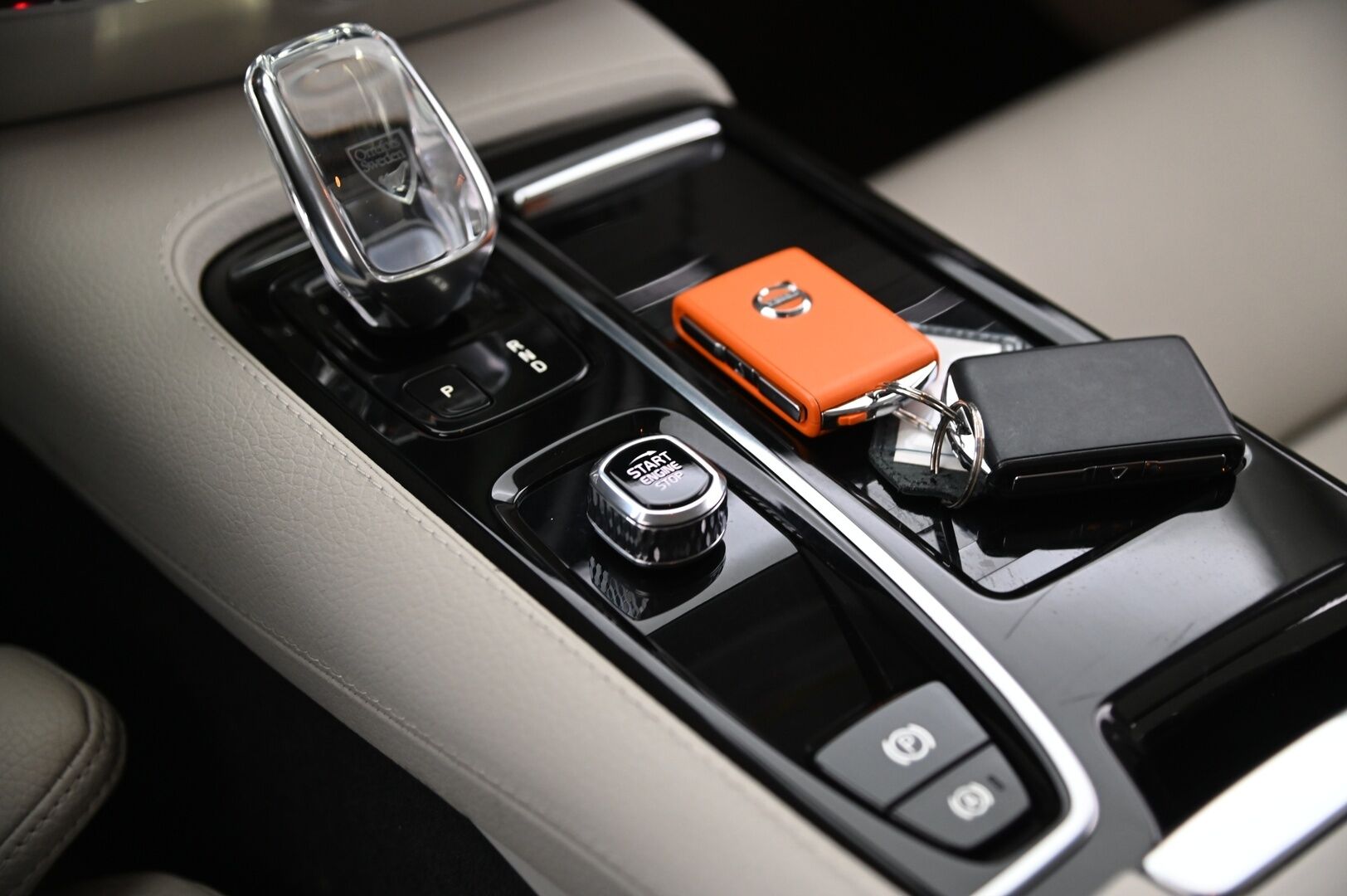 Volvo V60 2022 T6 AWD Long Range Inscription Edition aut *Suomi-Auto / Muistipenkki / VOC / ACC / Koukku / Sporttipenkit / Navi / Full LED High Beam / Digimittaristo* - Juuri saapunut! / Akku kuntotarkastettu / Liikennemerkkien tunnistus / P-Kamera / Tutkat / 2X renkaat / Siisti*