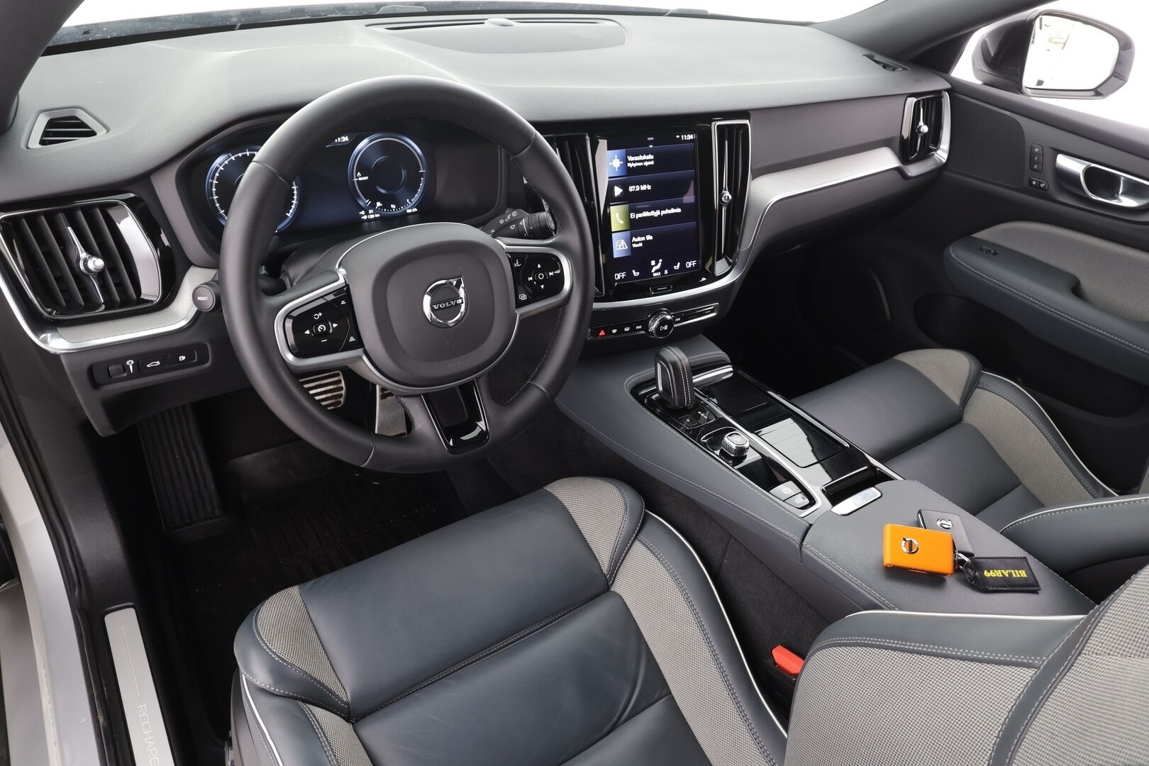 Volvo V60 2022 T6 AWD Long Range R-Design Edition aut - Koukku | ACC | Full-LED | 360 | Sportnahat Muistilla | Lisälämmitin | Keyless 