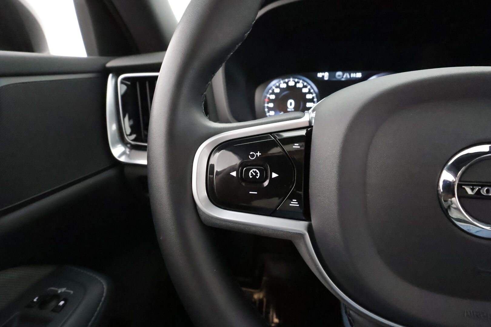 Volvo V60 2022 T6 AWD Long Range R-Design Edition aut * Koukku / ACC / Full-LED / 360 / Sportnahat Muistilla /  Lisälämmitin / Keyless * - 1-om Suomi-auto / 2x Latauskaapelit / Merkkihuollot