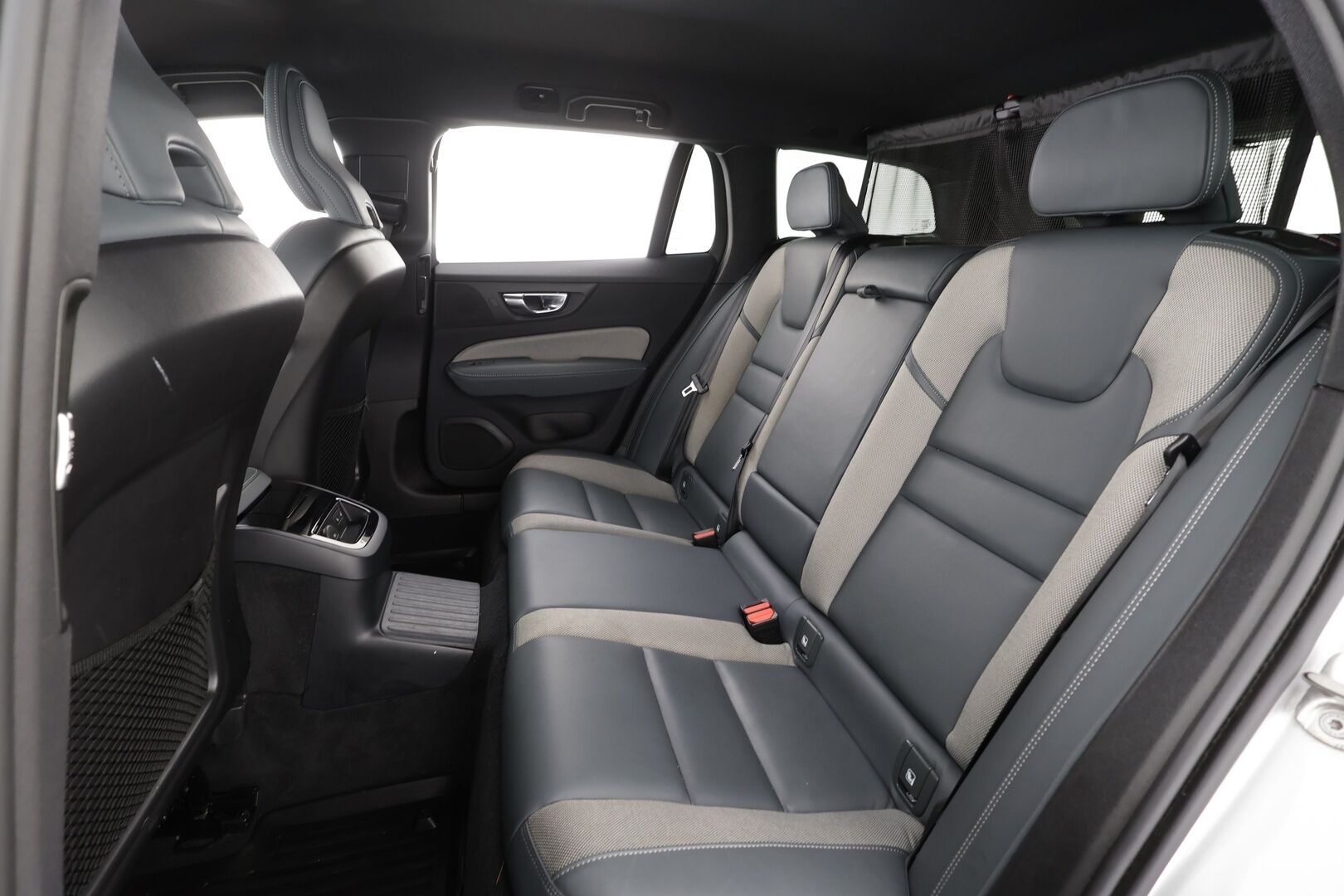 Volvo V60 2022 T6 AWD Long Range R-Design Edition aut * Koukku / ACC / Full-LED / 360 / Sportnahat Muistilla /  Lisälämmitin / Keyless * - 1-om Suomi-auto / 2x Latauskaapelit / Merkkihuollot