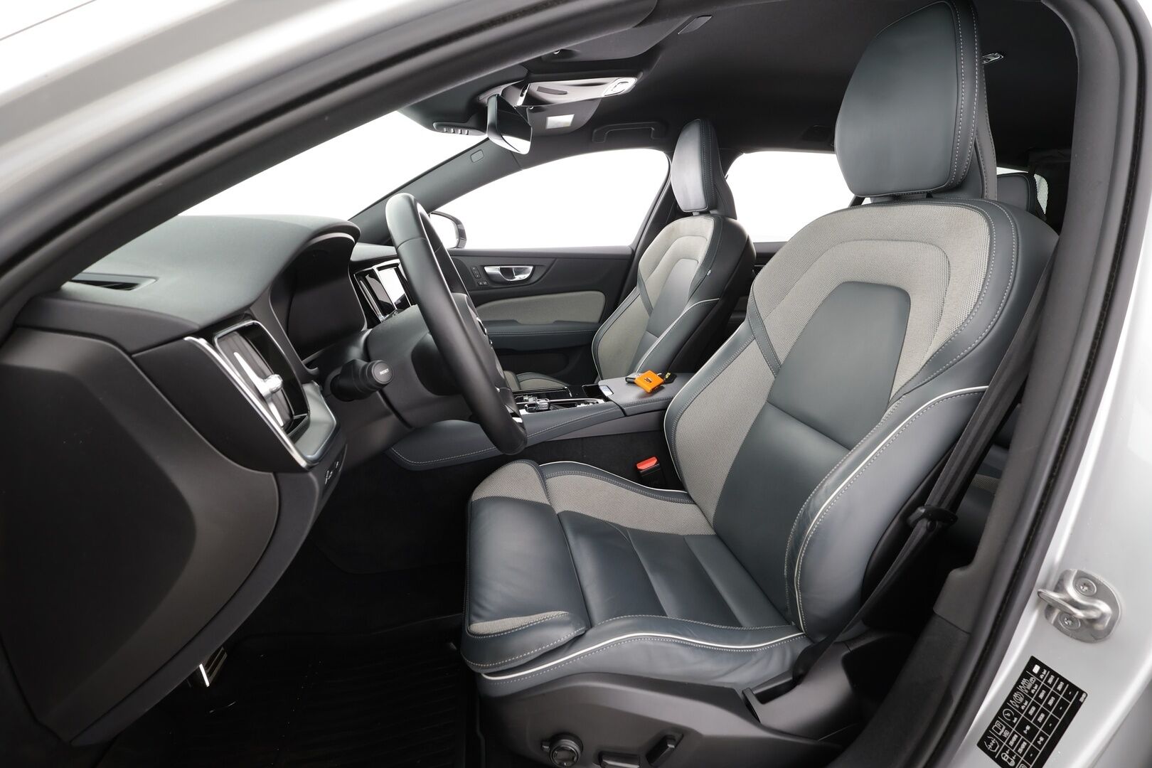 Volvo V60 2022 T6 AWD Long Range R-Design Edition aut * Koukku / ACC / Full-LED / 360 / Sportnahat Muistilla /  Lisälämmitin / Keyless * - 1-om Suomi-auto / 2x Latauskaapelit / Merkkihuollot