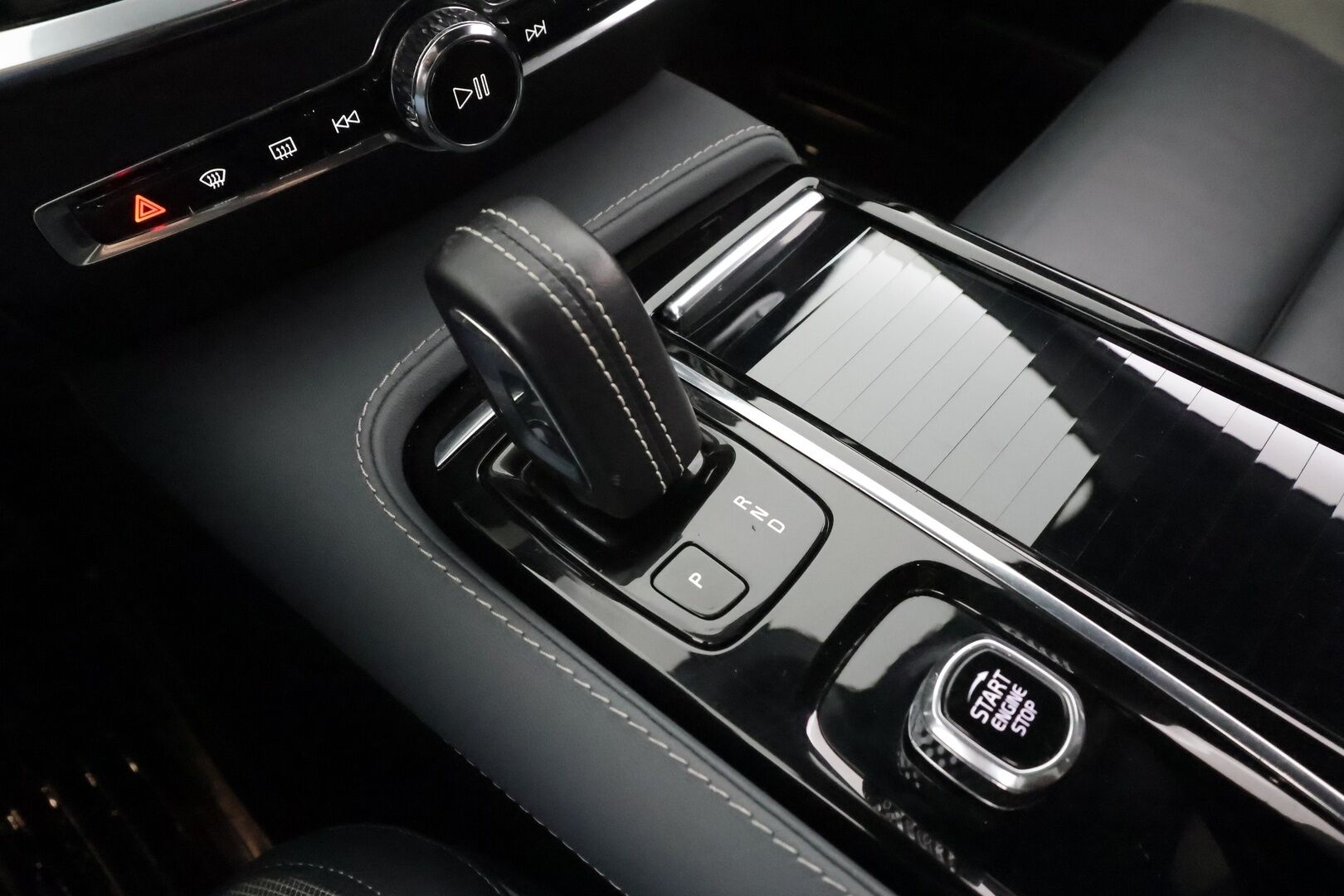 Volvo V60 2022 T6 AWD Long Range R-Design Edition aut * Koukku / ACC / Full-LED / 360 / Sportnahat Muistilla /  Lisälämmitin / Keyless * - 1-om Suomi-auto / 2x Latauskaapelit / Merkkihuollot