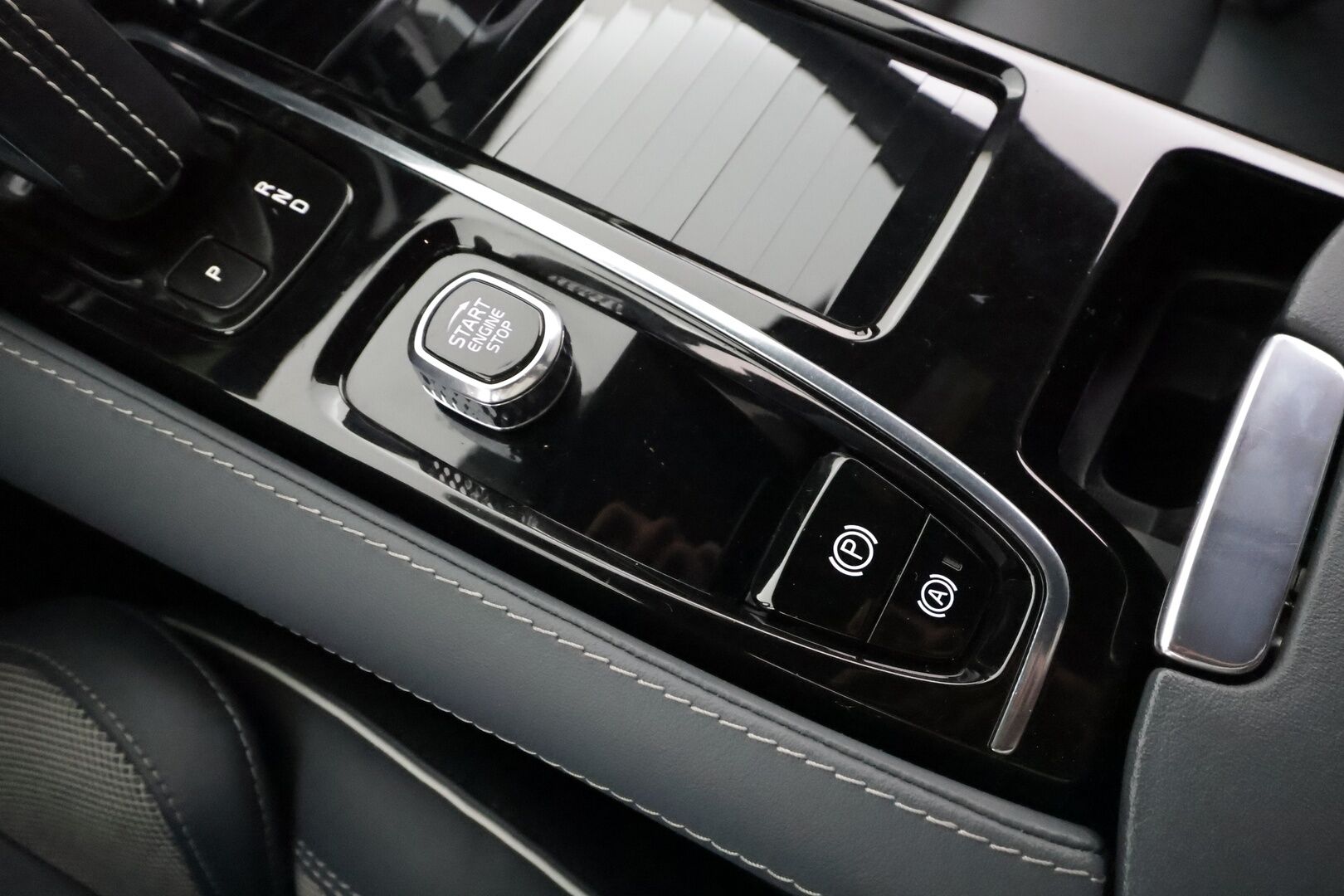 Volvo V60 2022 T6 AWD Long Range R-Design Edition aut * Koukku / ACC / Full-LED / 360 / Sportnahat Muistilla /  Lisälämmitin / Keyless * - 1-om Suomi-auto / 2x Latauskaapelit / Merkkihuollot