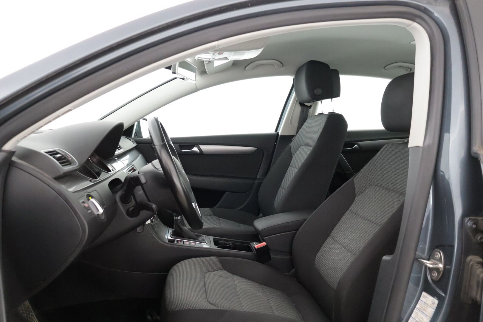 Volkswagen Passat 2011 Sedan Comfortline 1,8 TSI 118 kW (160 hv) * / Myydään huutokaupat.comissa! / Vakkari / Webasto / Koukku / Kahdet renkaat / * - Myydään huutokaupat comissa!