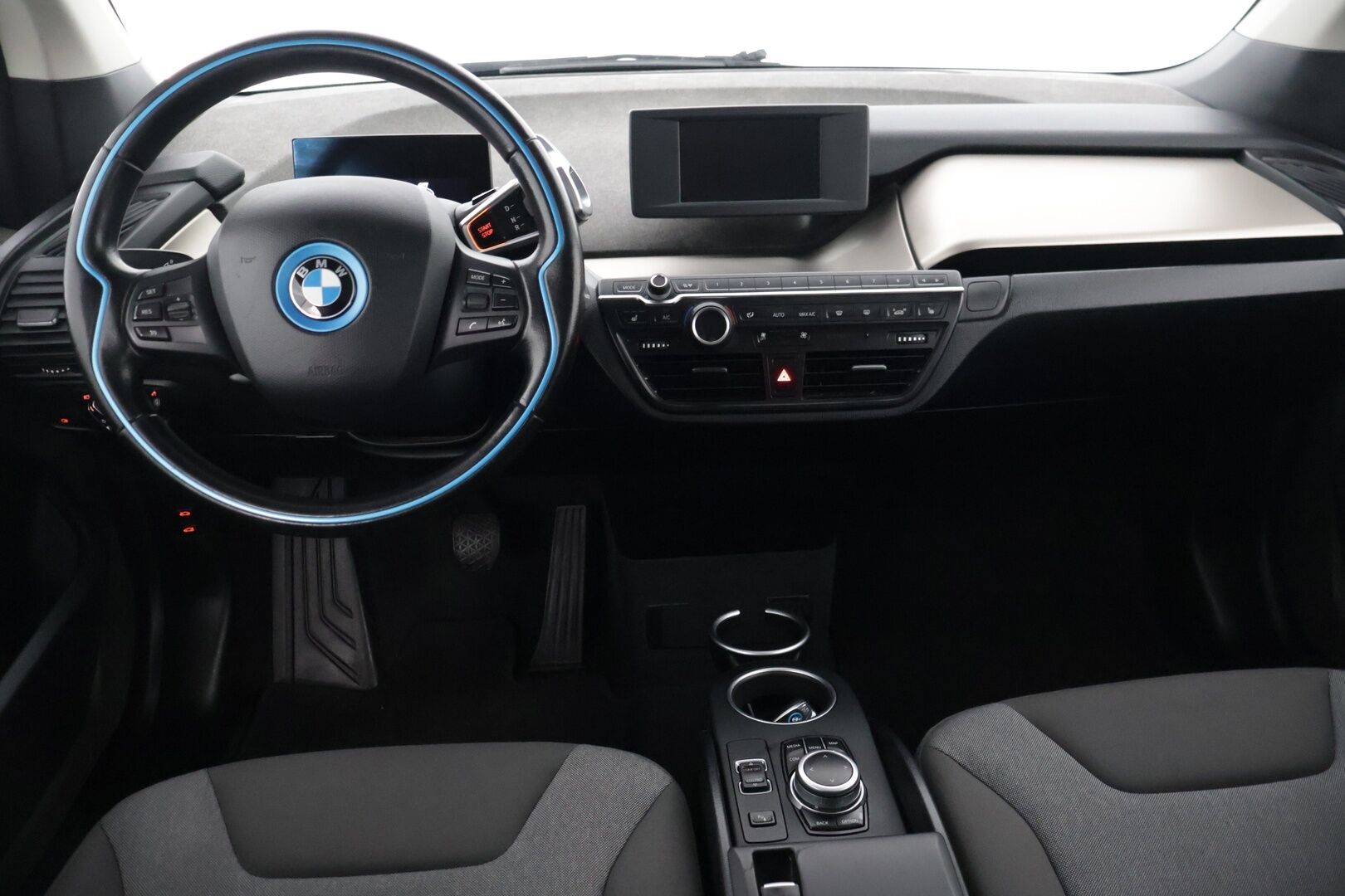 BMW i3 2019 120Ah *ILP / Vakkari / BC alusta / LED / P-kamera / Navi* - *2x renkaat 19" vanteilla / Saatavilla Bilar-Turva / Näyttävä!* - HULLU BLACKWEEK KORKOTARJOUS 2,49%