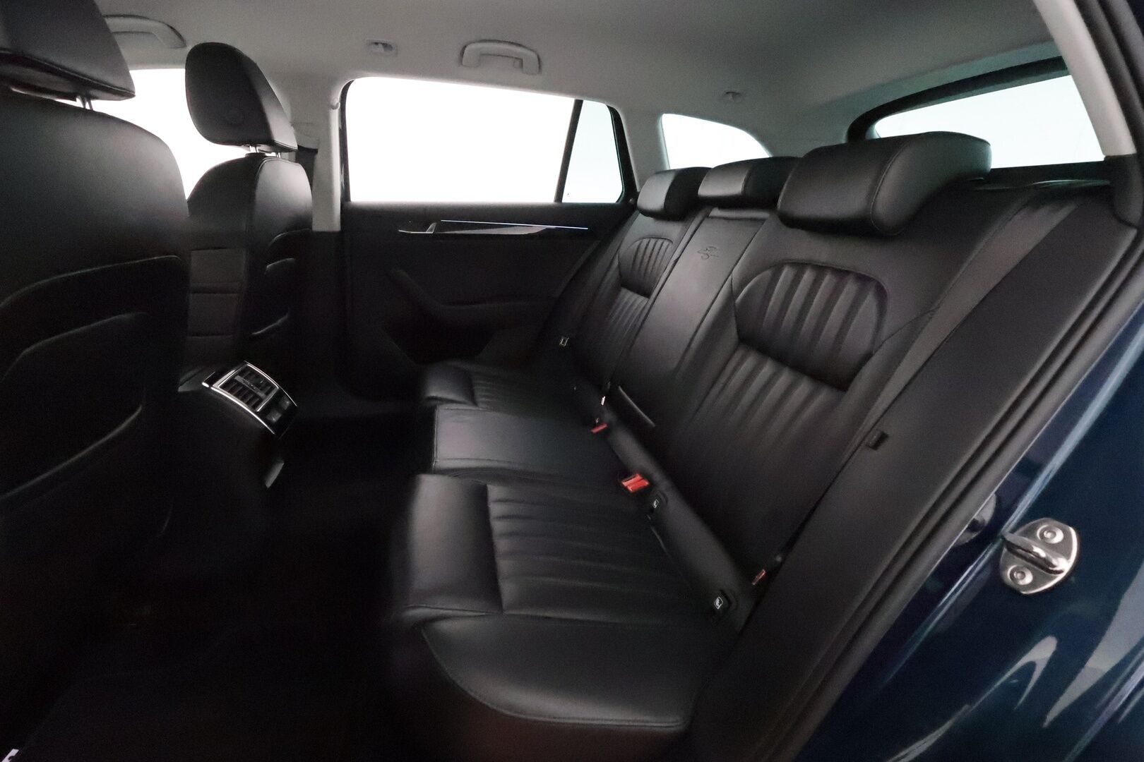 Skoda Superb 2017 Combi 2,0 TDI 190 4x4 L&K DSG *ACC / P.kamera / KeylessGo / Canton / Koukku / Webasto / Muistipenkki* - Kahdet renkaat aluvanteilla