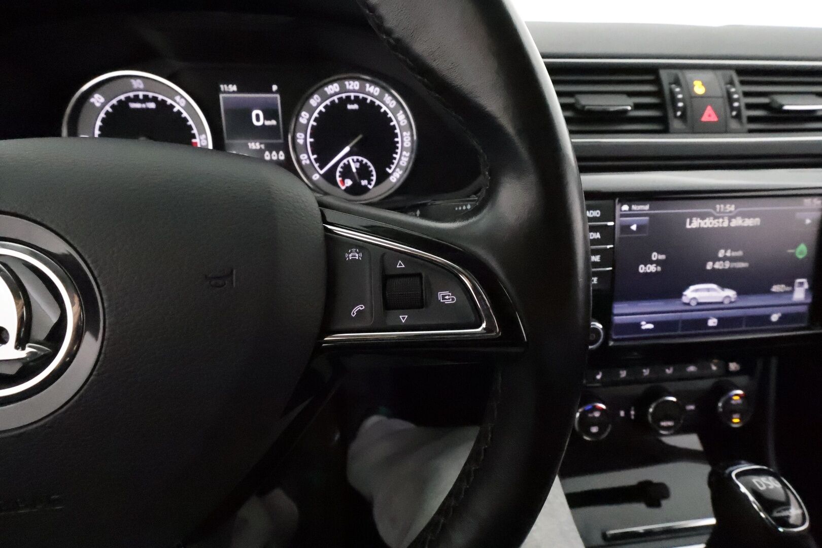 Skoda Superb 2017 Combi 2,0 TDI 190 4x4 L&K DSG *ACC / P.kamera / KeylessGo / Canton / Koukku / Webasto / Muistipenkki* - Kahdet renkaat aluvanteilla