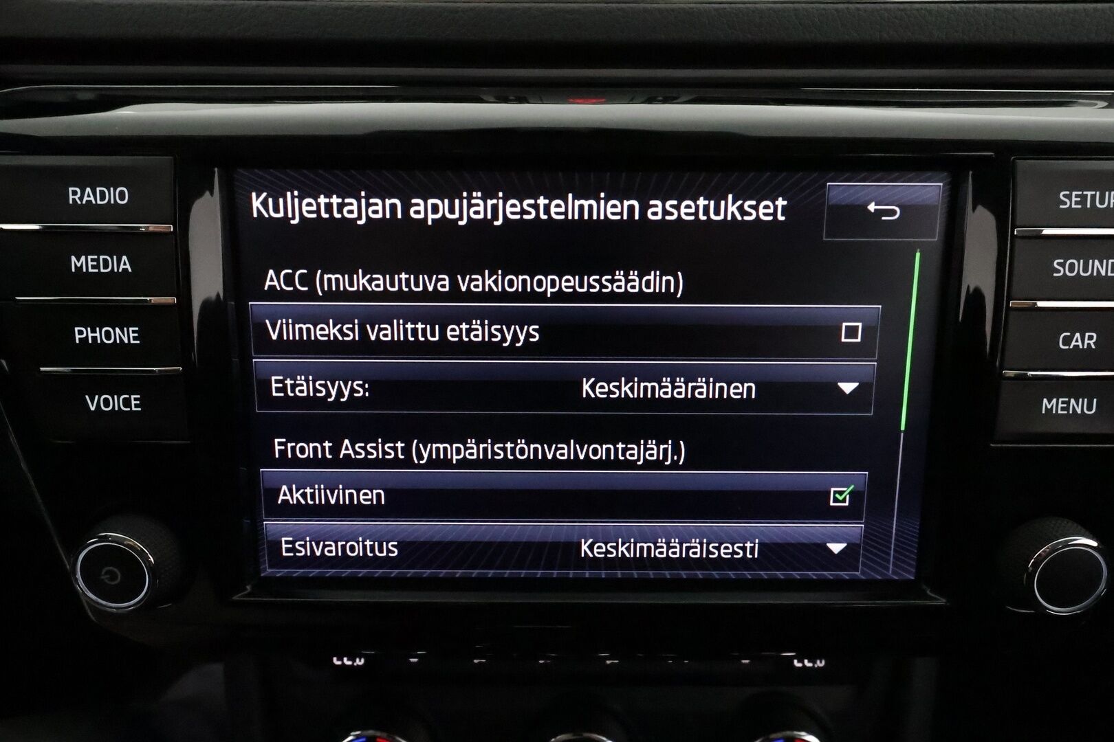 Skoda Superb 2017 Combi 2,0 TDI 190 4x4 L&K DSG *ACC / P.kamera / KeylessGo / Canton / Koukku / Webasto / Muistipenkki* - Kahdet renkaat aluvanteilla