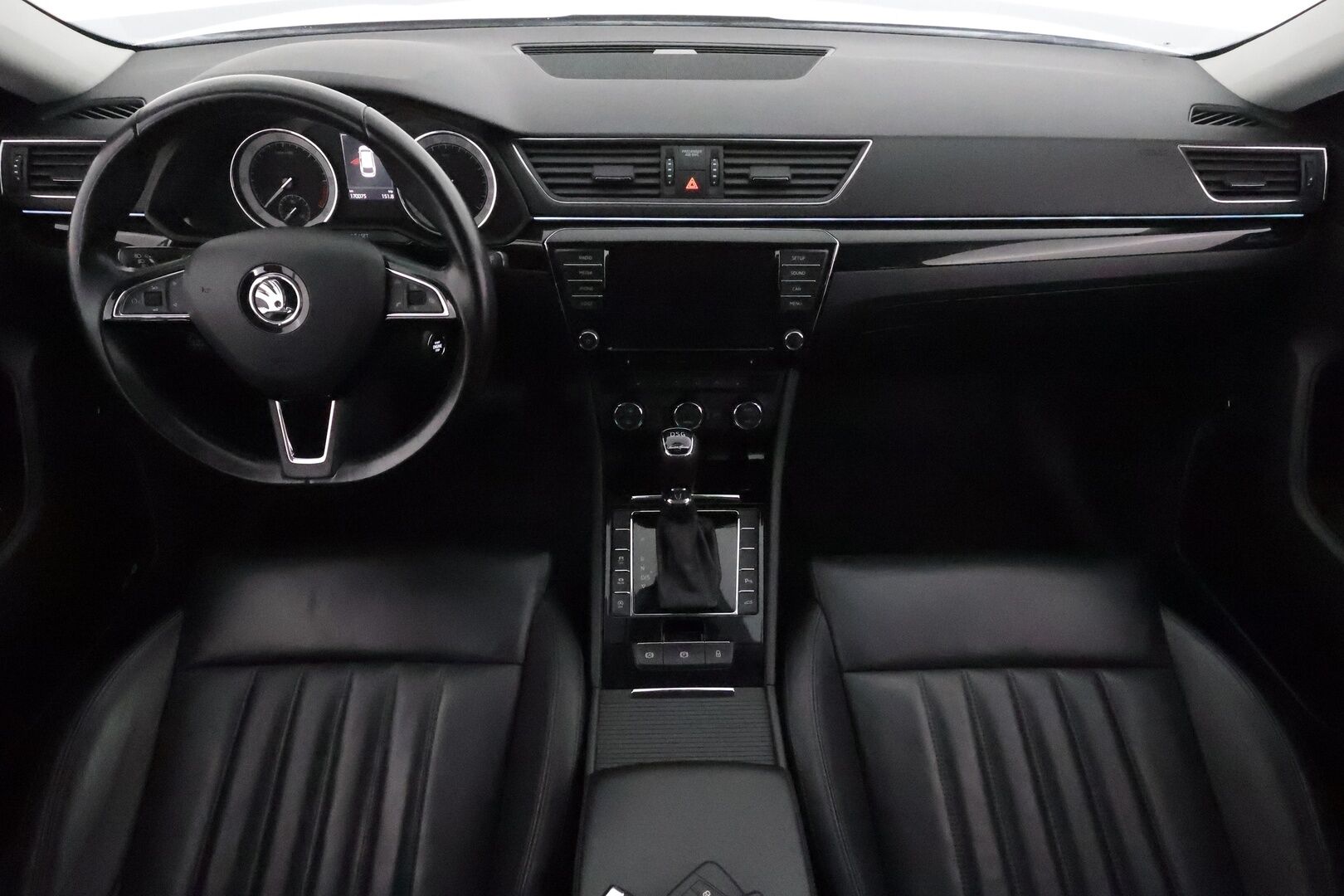 Skoda Superb 2017 Combi 2,0 TDI 190 4x4 L&K DSG *ACC / P.kamera / KeylessGo / Canton / Koukku / Webasto / Muistipenkki* - Kahdet renkaat aluvanteilla