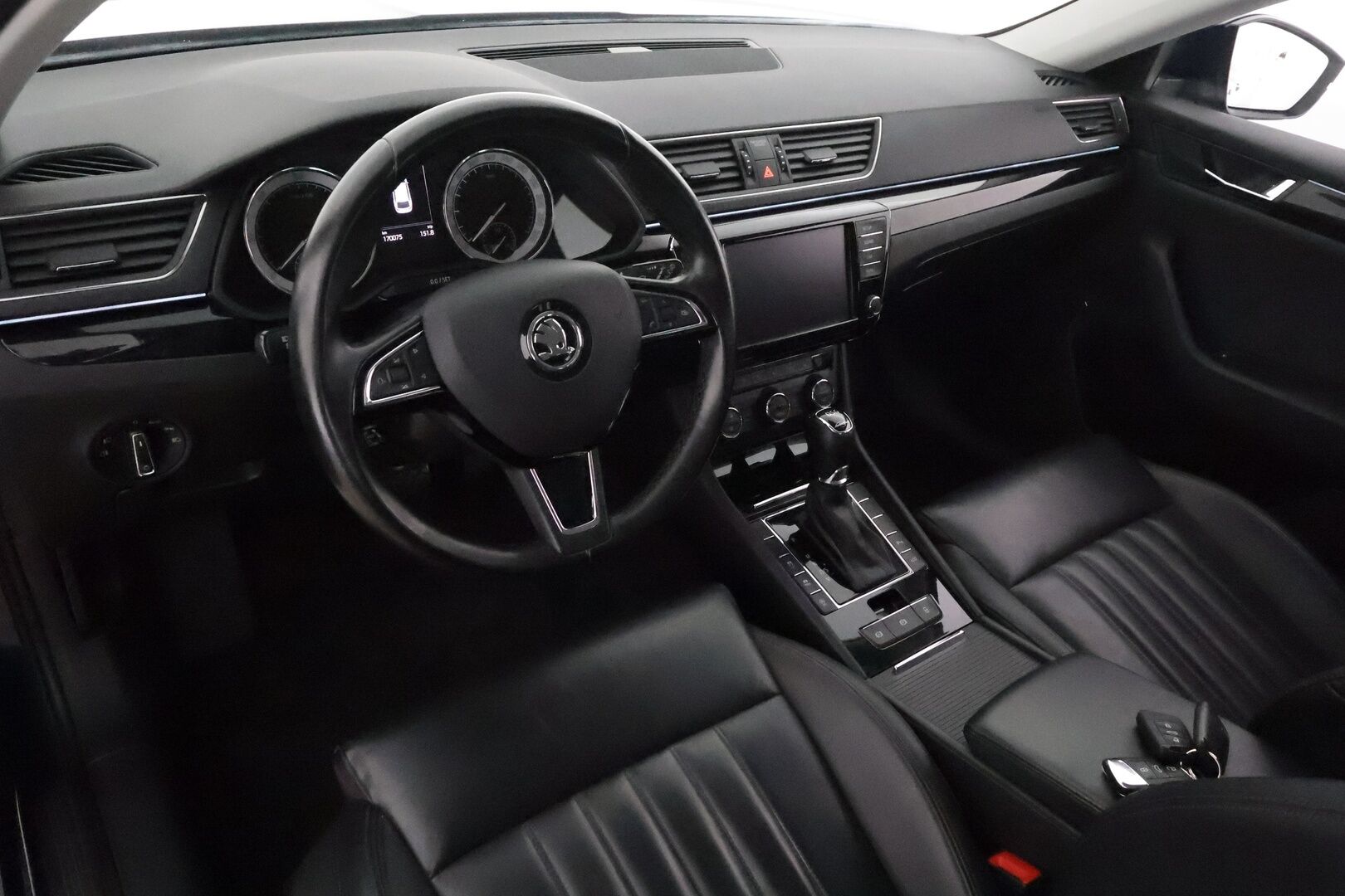 Skoda Superb 2017 Combi 2,0 TDI 190 4x4 L&K DSG *ACC / P.kamera / KeylessGo / Canton / Koukku / Webasto / Muistipenkki* - Kahdet renkaat aluvanteilla