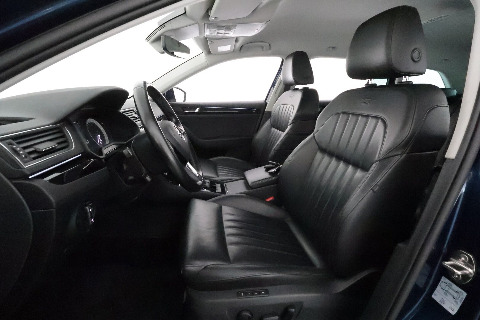 Skoda Superb 2017 Combi 2,0 TDI 190 4x4 L&K DSG *ACC / P.kamera / KeylessGo / Canton / Koukku / Webasto / Muistipenkki* - Kahdet renkaat aluvanteilla
