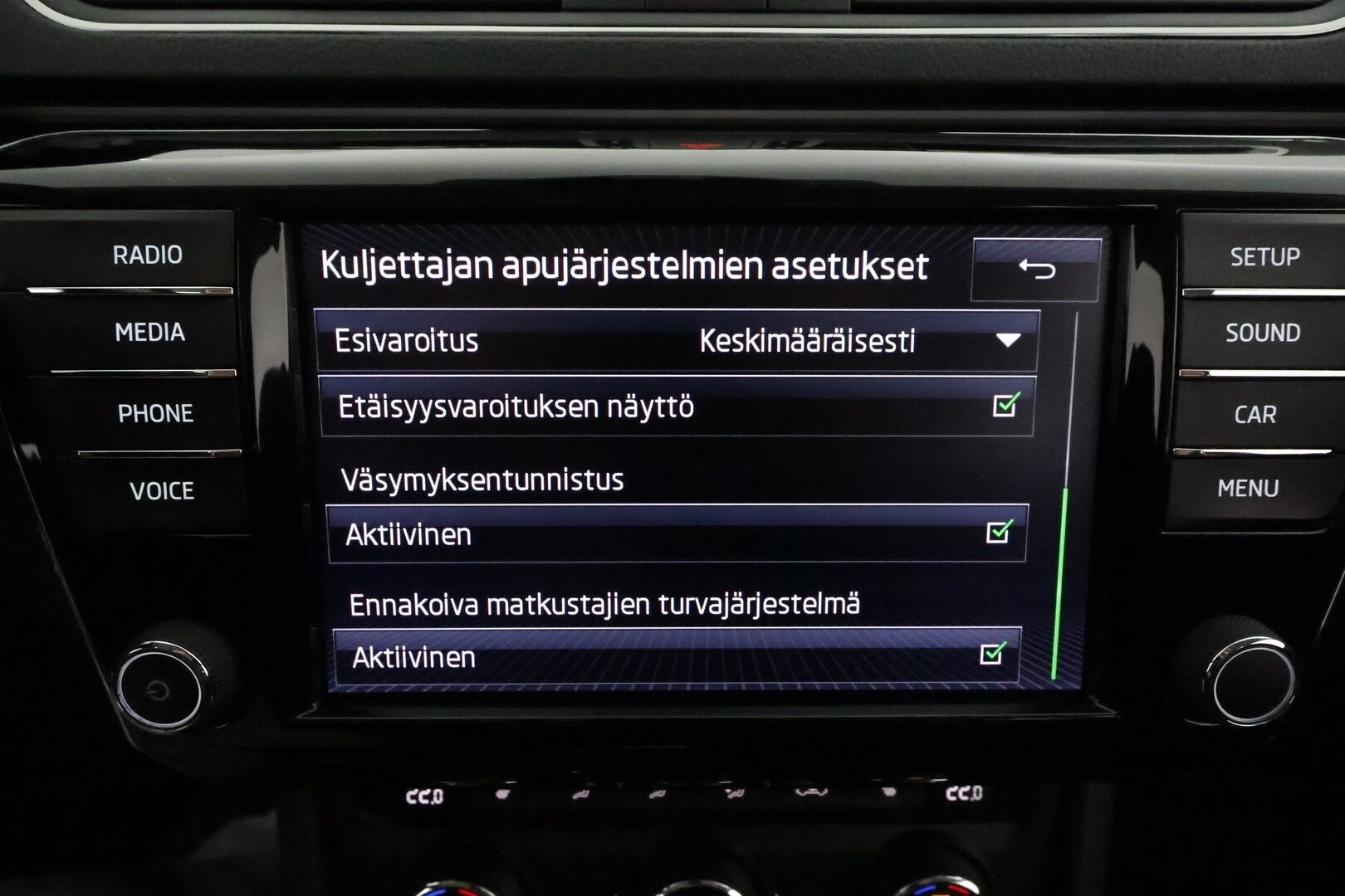 Skoda Superb 2017 Combi 2,0 TDI 190 4x4 L&K DSG *ACC / P.kamera / KeylessGo / Canton / Koukku / Webasto / Muistipenkki* - Kahdet renkaat aluvanteilla