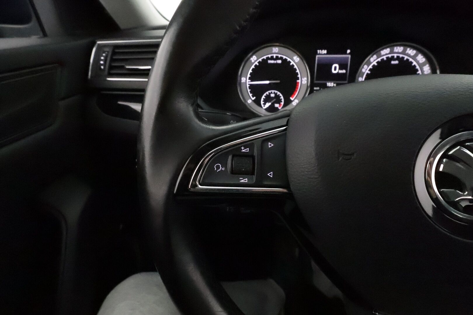 Skoda Superb 2017 Combi 2,0 TDI 190 4x4 L&K DSG *ACC / P.kamera / KeylessGo / Canton / Koukku / Webasto / Muistipenkki* - Kahdet renkaat aluvanteilla