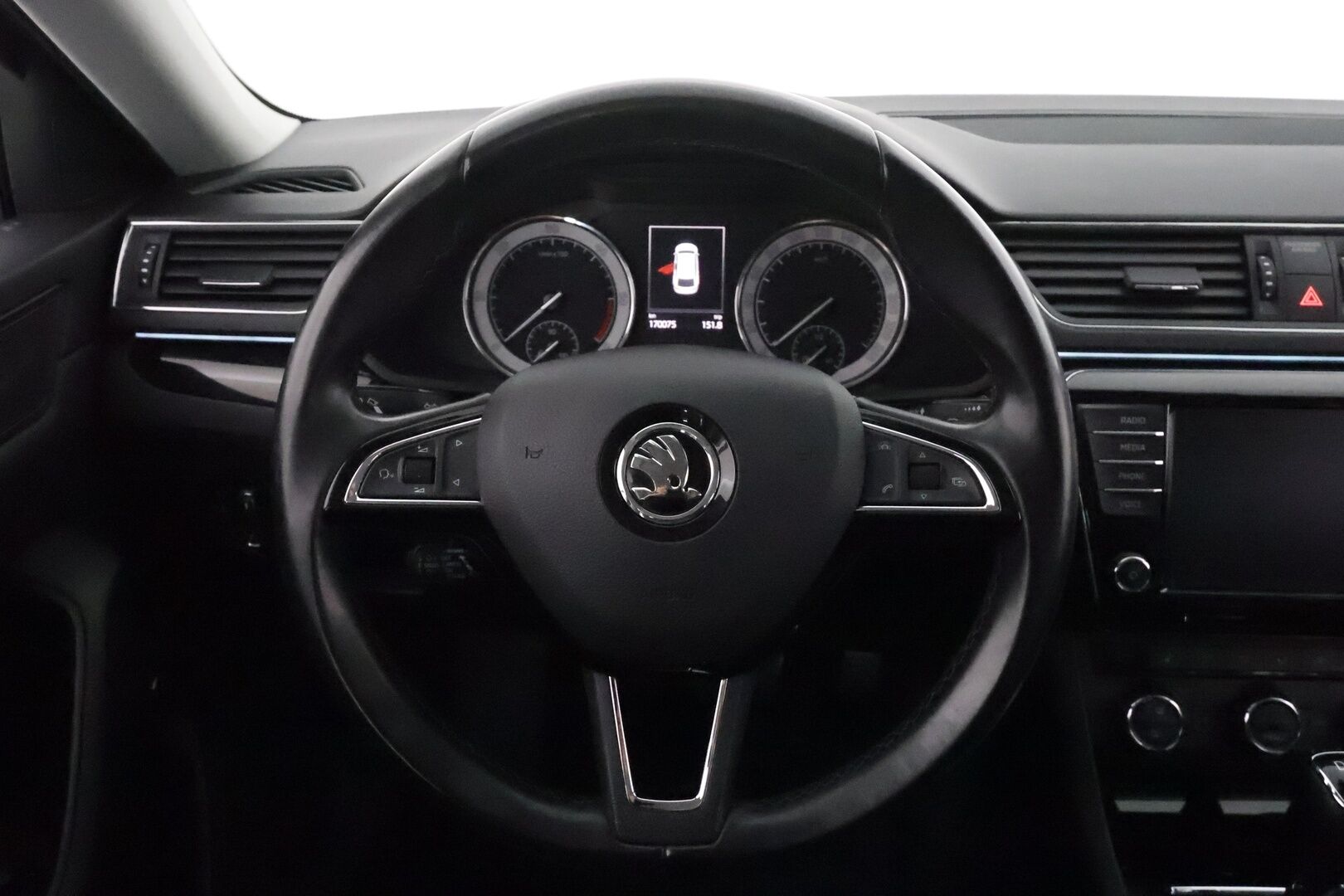 Skoda Superb 2017 Combi 2,0 TDI 190 4x4 L&K DSG *ACC / P.kamera / KeylessGo / Canton / Koukku / Webasto / Muistipenkki* - Kahdet renkaat aluvanteilla