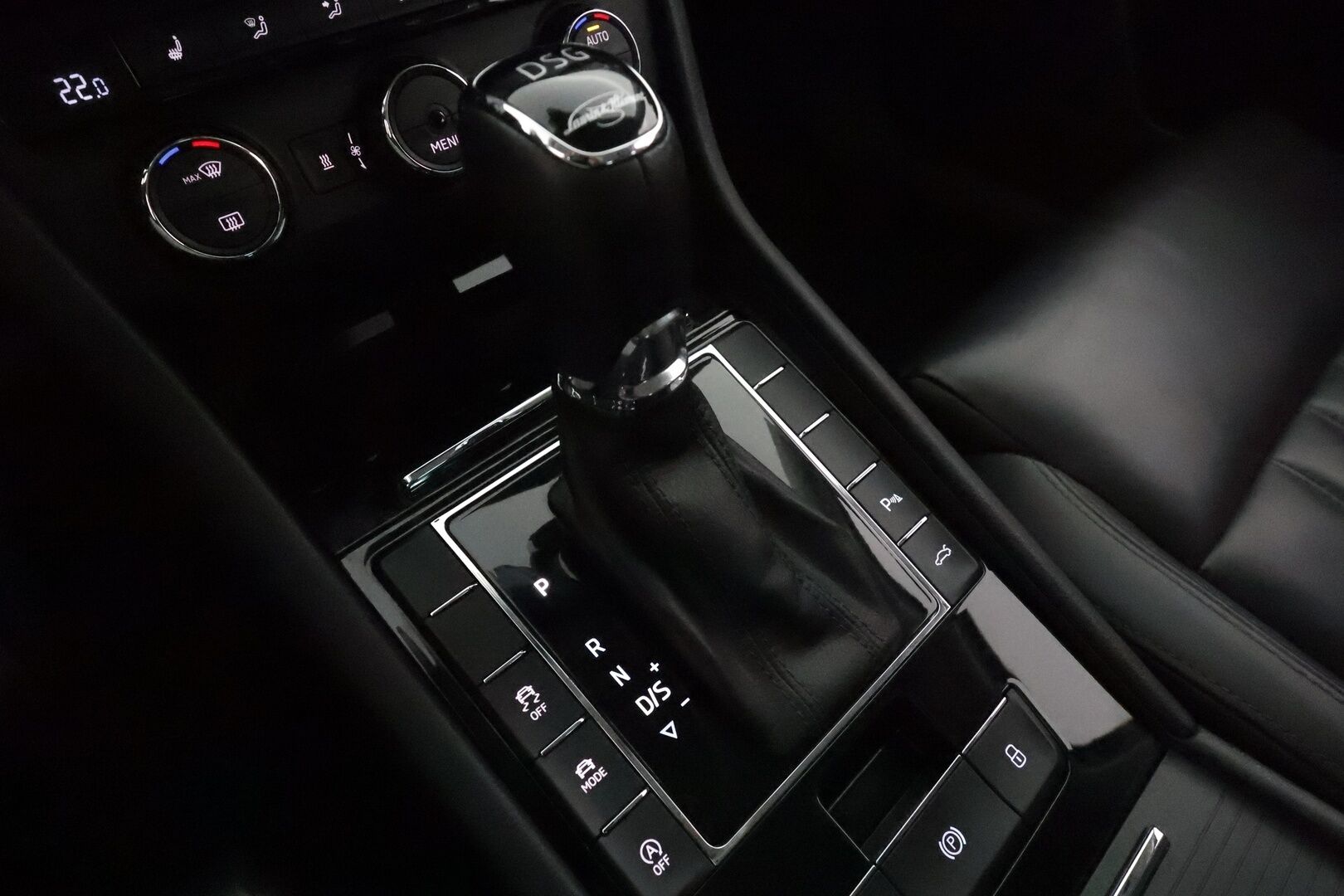 Skoda Superb 2017 Combi 2,0 TDI 190 4x4 L&K DSG *ACC / P.kamera / KeylessGo / Canton / Koukku / Webasto / Muistipenkki* - Kahdet renkaat aluvanteilla