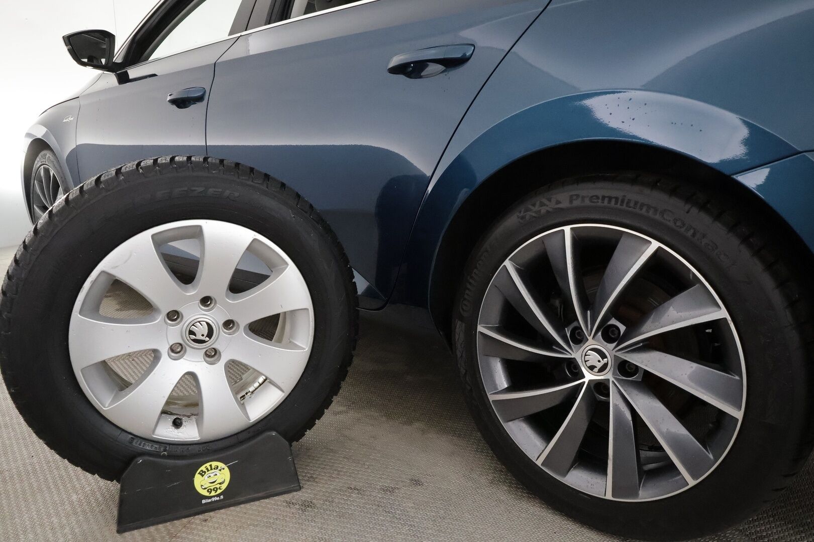 Skoda Superb 2017 Combi 2,0 TDI 190 4x4 L&K DSG *ACC / P.kamera / KeylessGo / Canton / Koukku / Webasto / Muistipenkki* - Kahdet renkaat aluvanteilla