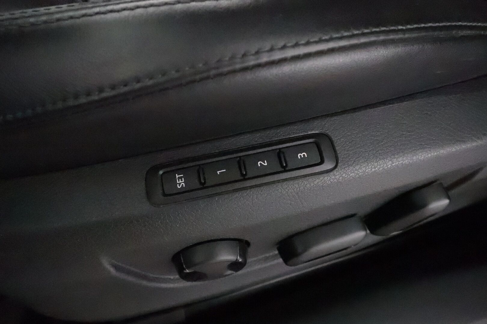 Skoda Superb 2017 Combi 2,0 TDI 190 4x4 L&K DSG *ACC / P.kamera / KeylessGo / Canton / Koukku / Webasto / Muistipenkki* - Kahdet renkaat aluvanteilla