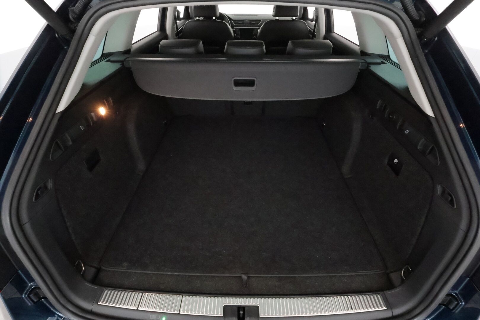 Skoda Superb 2017 Combi 2,0 TDI 190 4x4 L&K DSG *ACC / P.kamera / KeylessGo / Canton / Koukku / Webasto / Muistipenkki* - Kahdet renkaat aluvanteilla