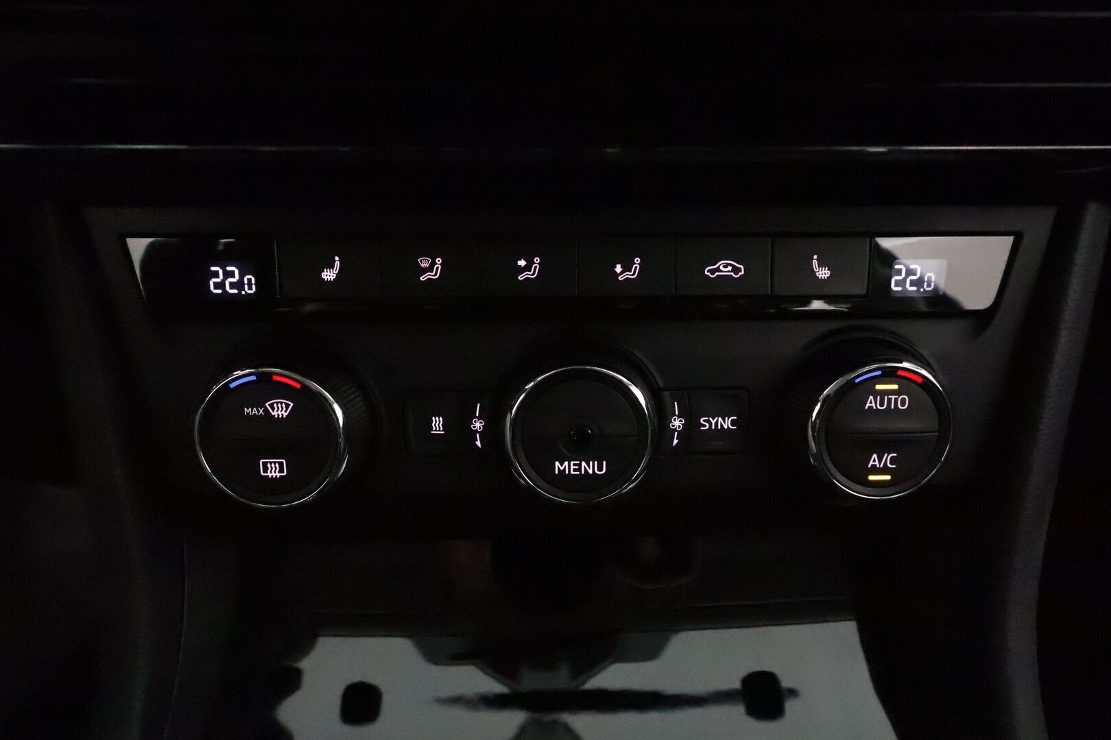 Skoda Superb 2017 Combi 2,0 TDI 190 4x4 L&K DSG *ACC / P.kamera / KeylessGo / Canton / Koukku / Webasto / Muistipenkki* - Kahdet renkaat aluvanteilla