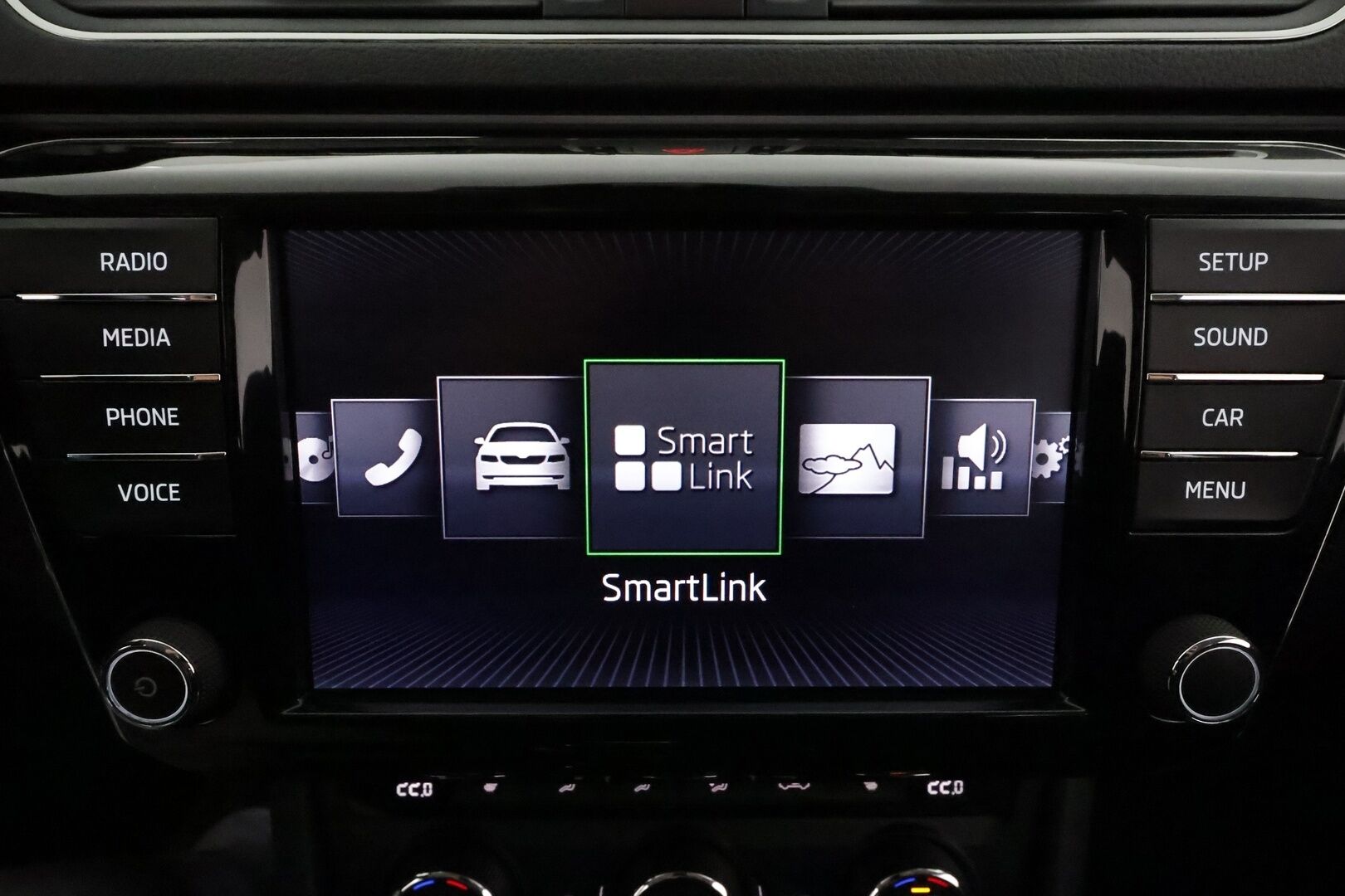 Skoda Superb 2017 Combi 2,0 TDI 190 4x4 L&K DSG *ACC / P.kamera / KeylessGo / Canton / Koukku / Webasto / Muistipenkki* - Kahdet renkaat aluvanteilla
