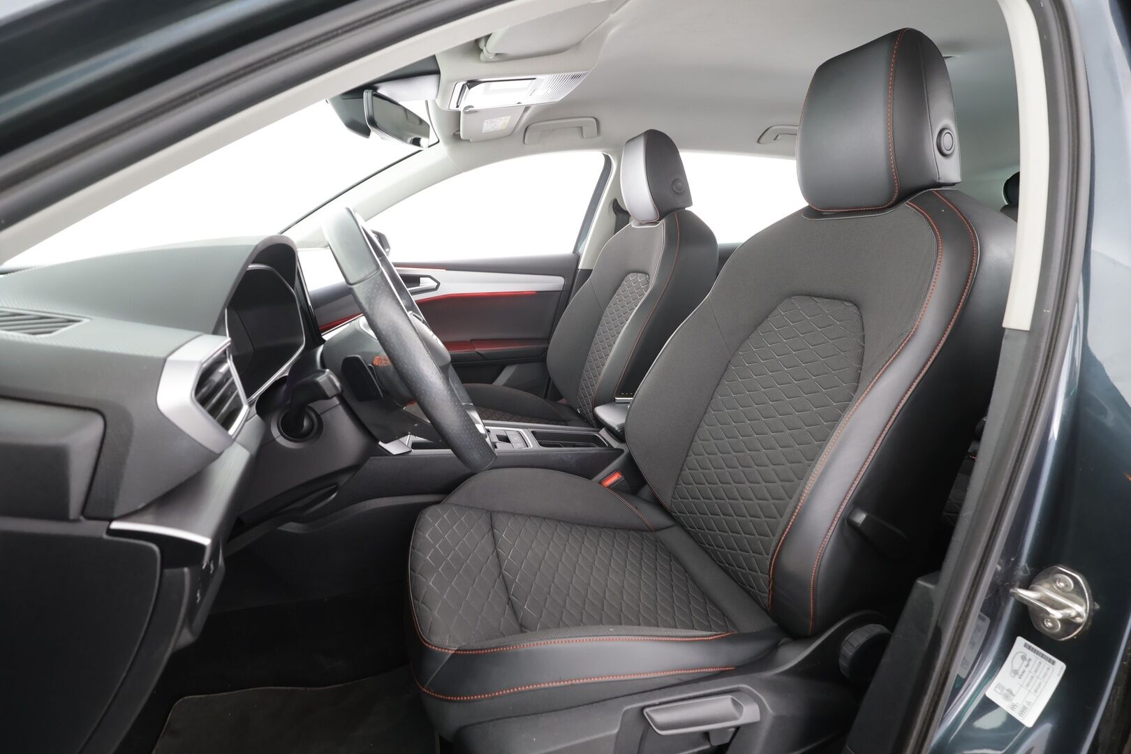 Seat Leon Sportstourer 2021 1,4 PHEV 204 eHybrid FR DSG * ACC / LED / P.Kamera / Navi / Kaistavahti / Digimittaristo / Koukku * - 2x Latauskaapelit / Kahdet renkaat